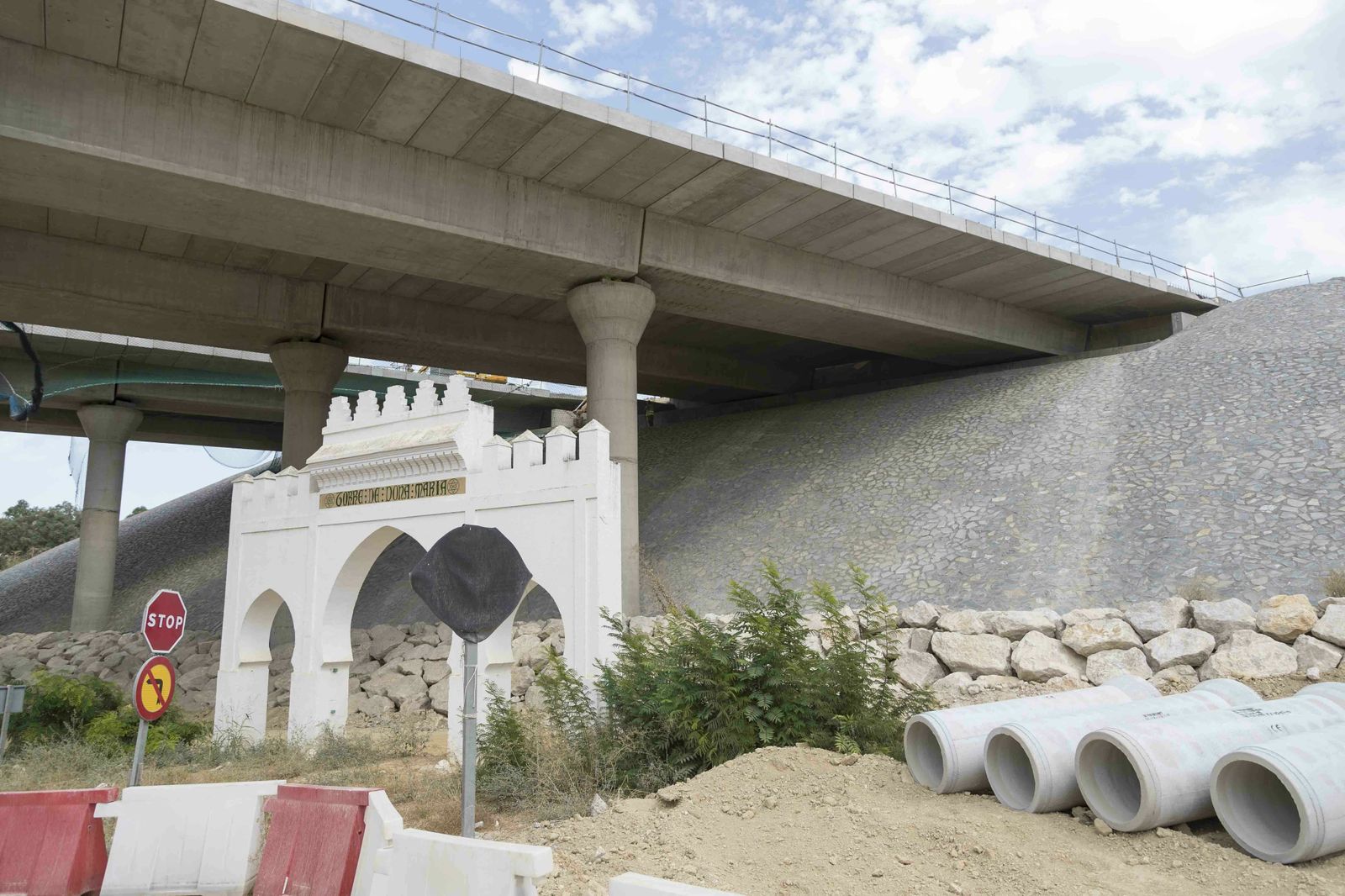 El arco, de los años 30, junto a la nueva estructura de la SE-40.