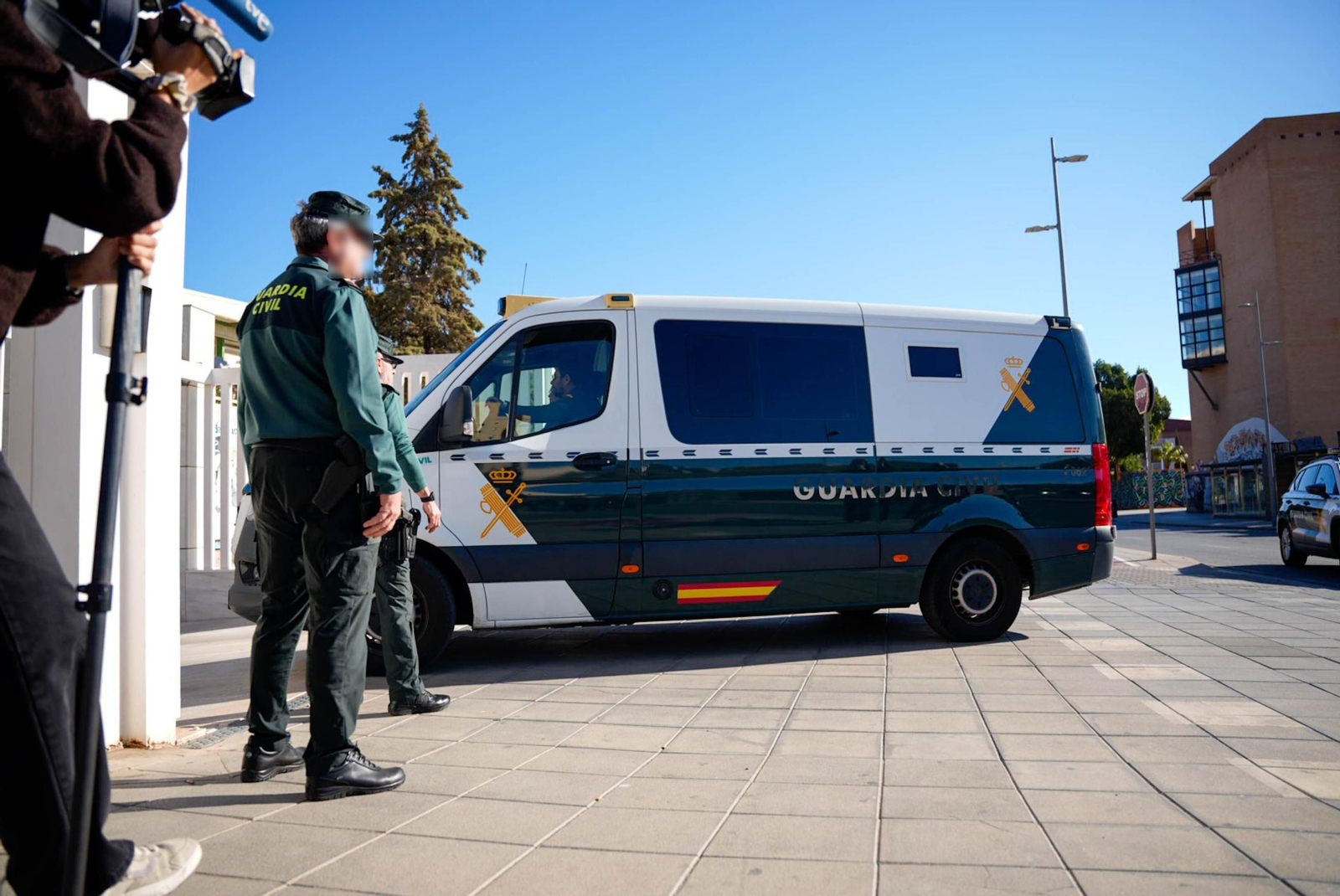 Llegan furgones policiales a la Ciudad de la Justicia de Almería.