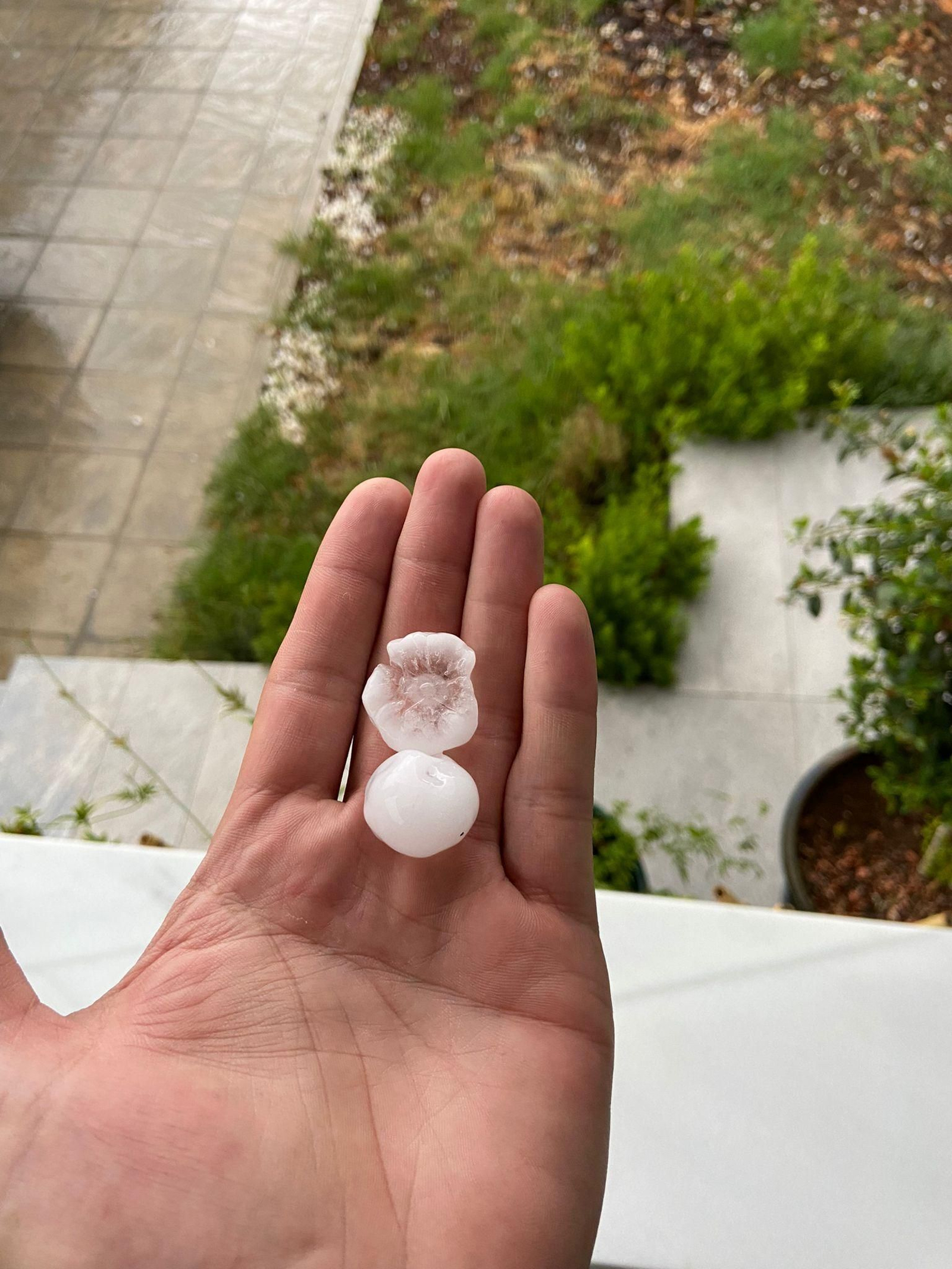 El granizo descarga en Antequera, en fotos