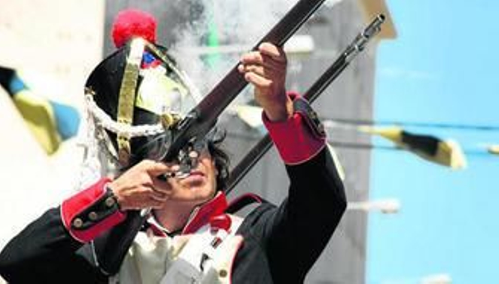 Uno de los voluntarios artilleros participantes en la muestra que tuvo lugar en el barrio de Extramuros durante el Bicentenario.