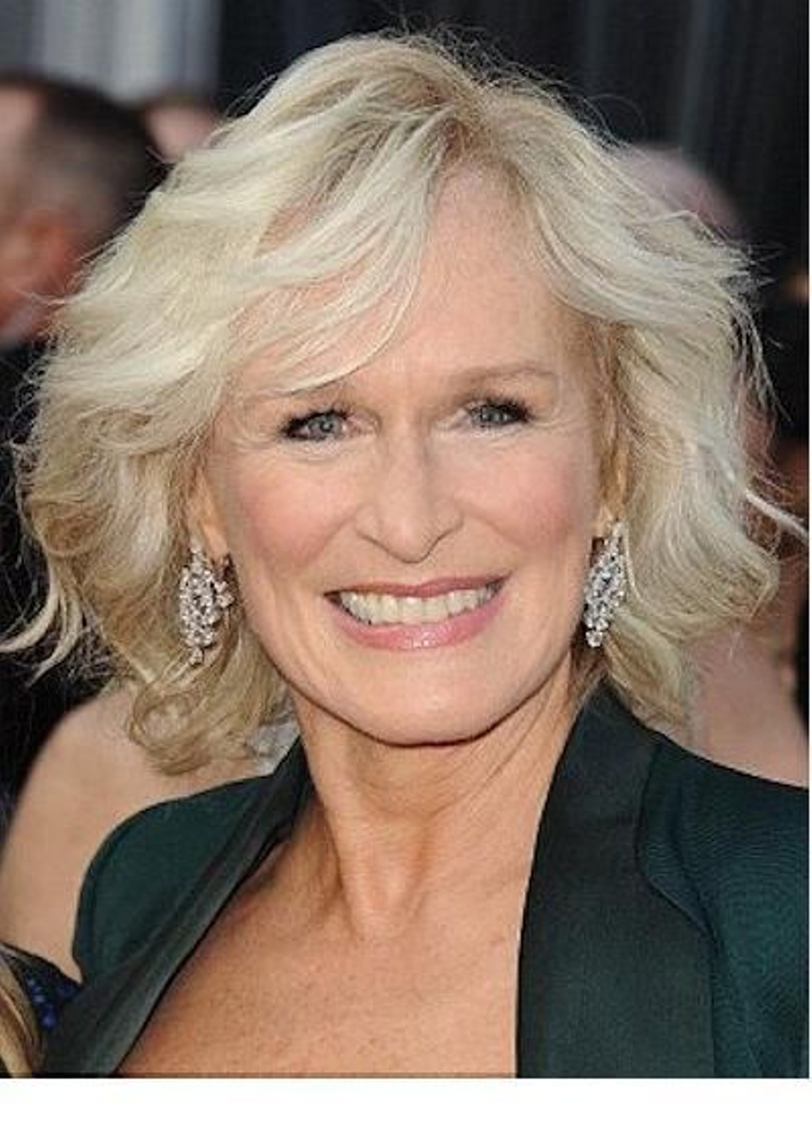 Glenn Close con un bob desestructurado con mucho volmen en la zona de la raíz.