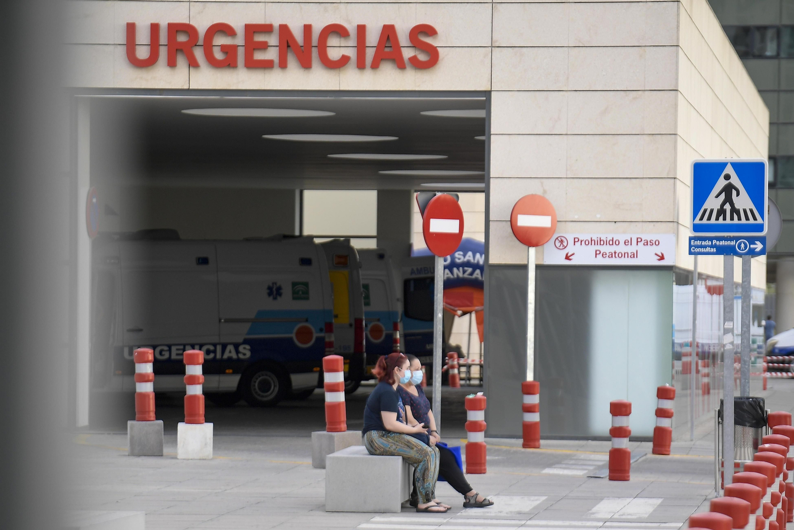 Dos mujeres ante la puerta de urgencias del San Cecilio