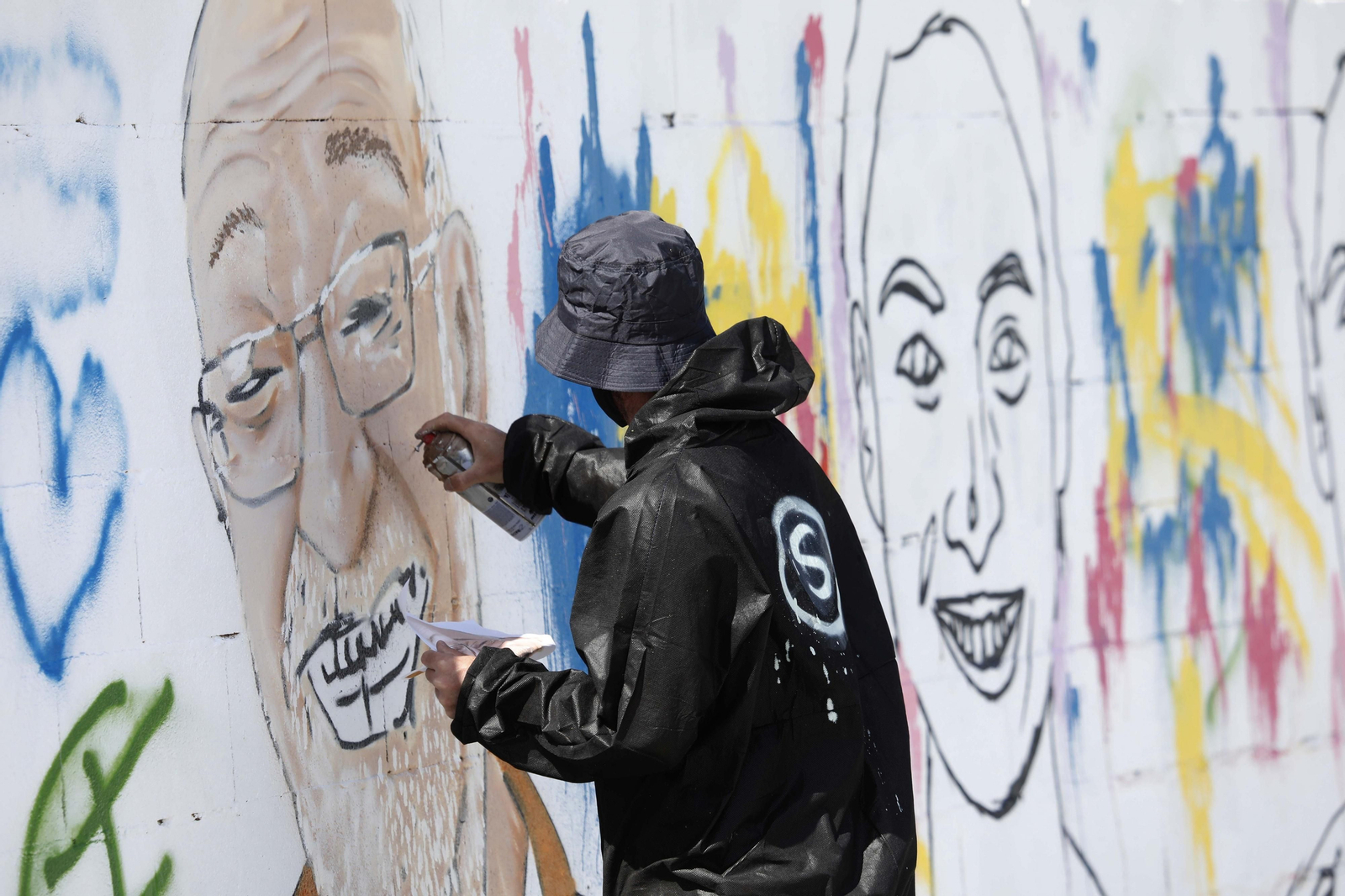 Fotos del mural de agradecimiento a los colectivos de primera línea ante el Covid en Algeciras