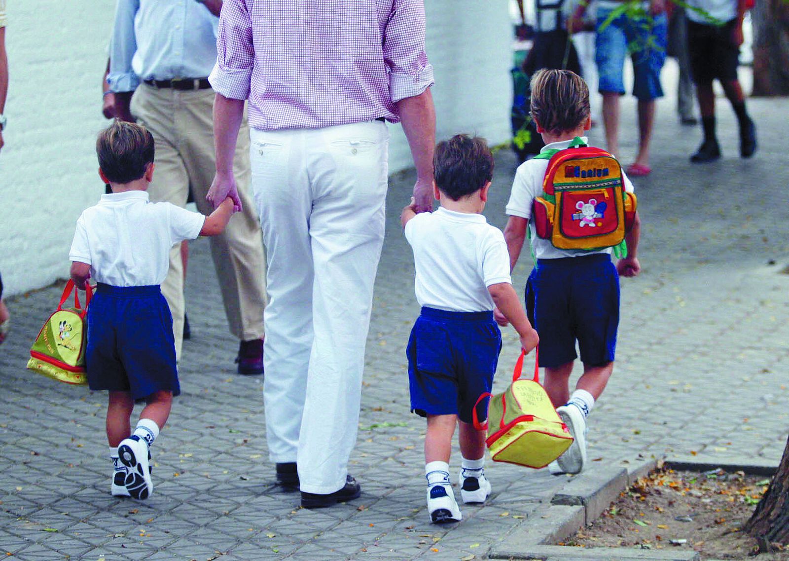 Alumnos llegan a su centro.
