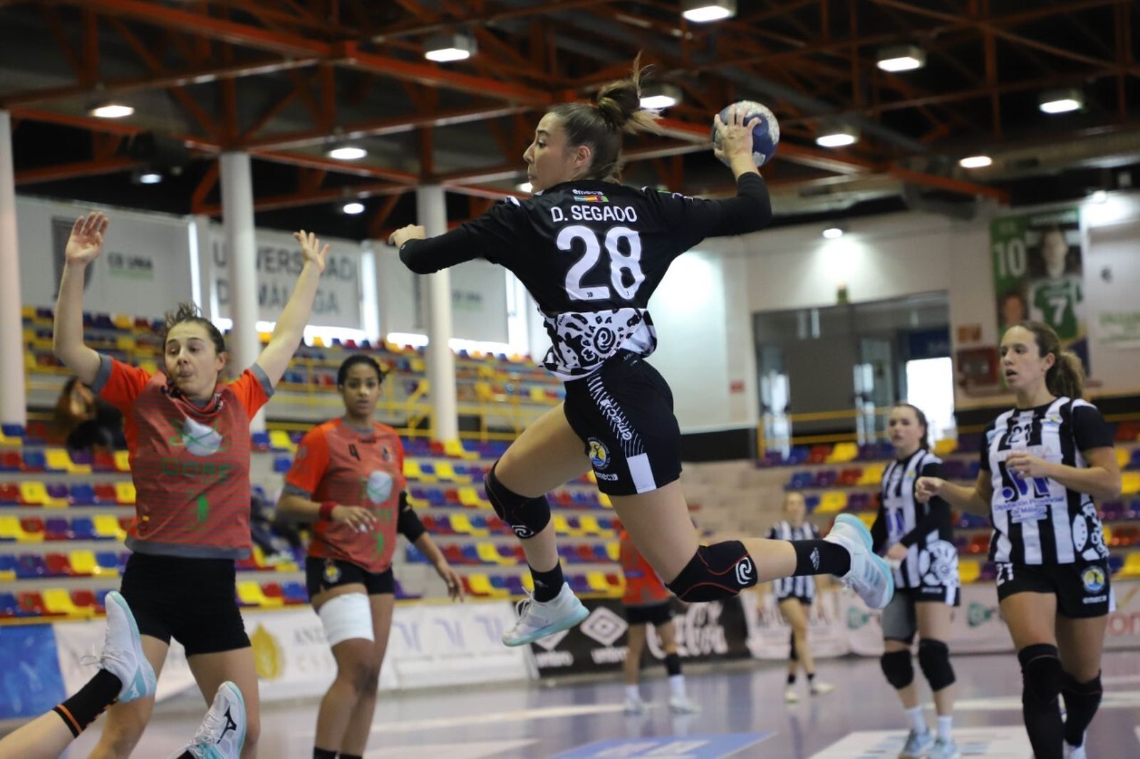 Desi Segado lanza a portería.