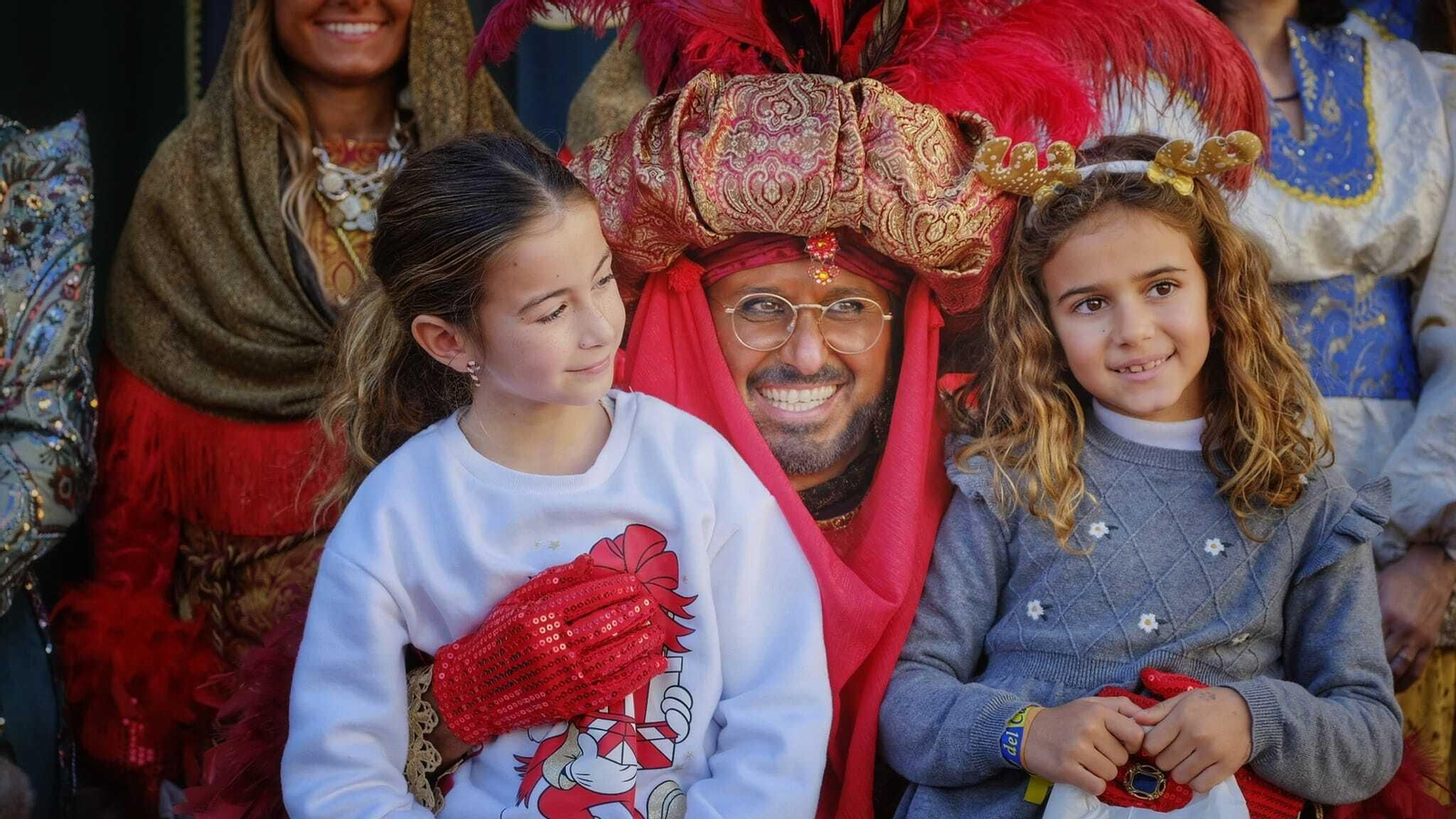Imágenes de los Reyes Magos recorriendo Cádiz el 5 de enero
