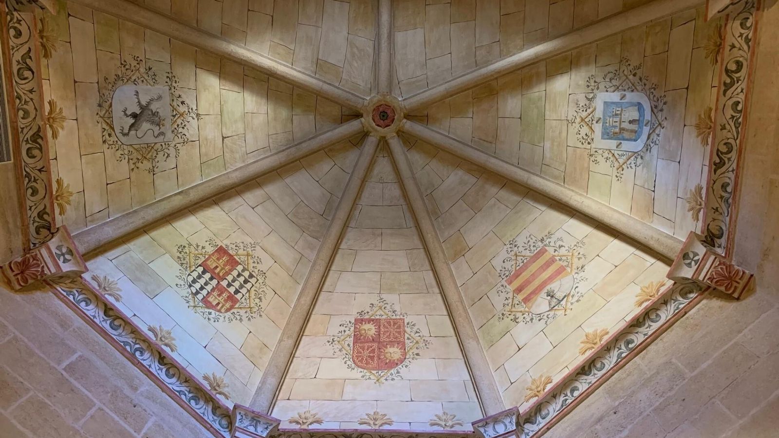 Otros detalles de la decoración de la capilla.