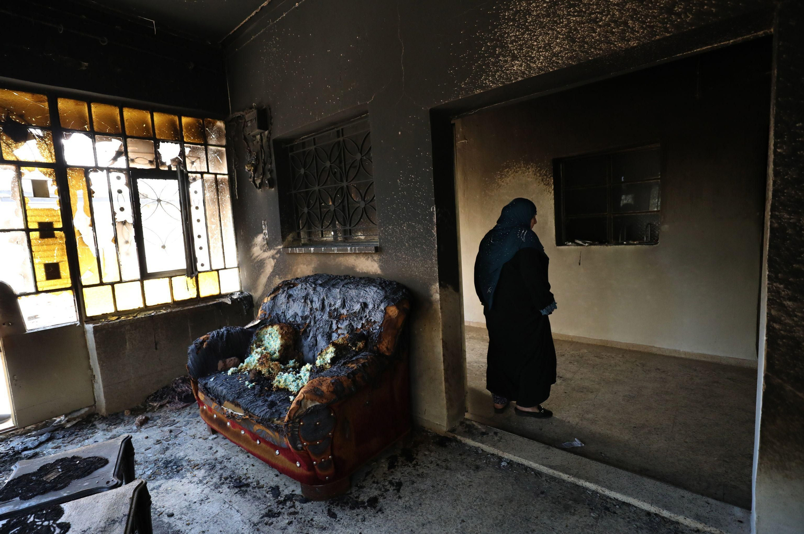 Una de las casas dañadas por el ataque de los drones.
