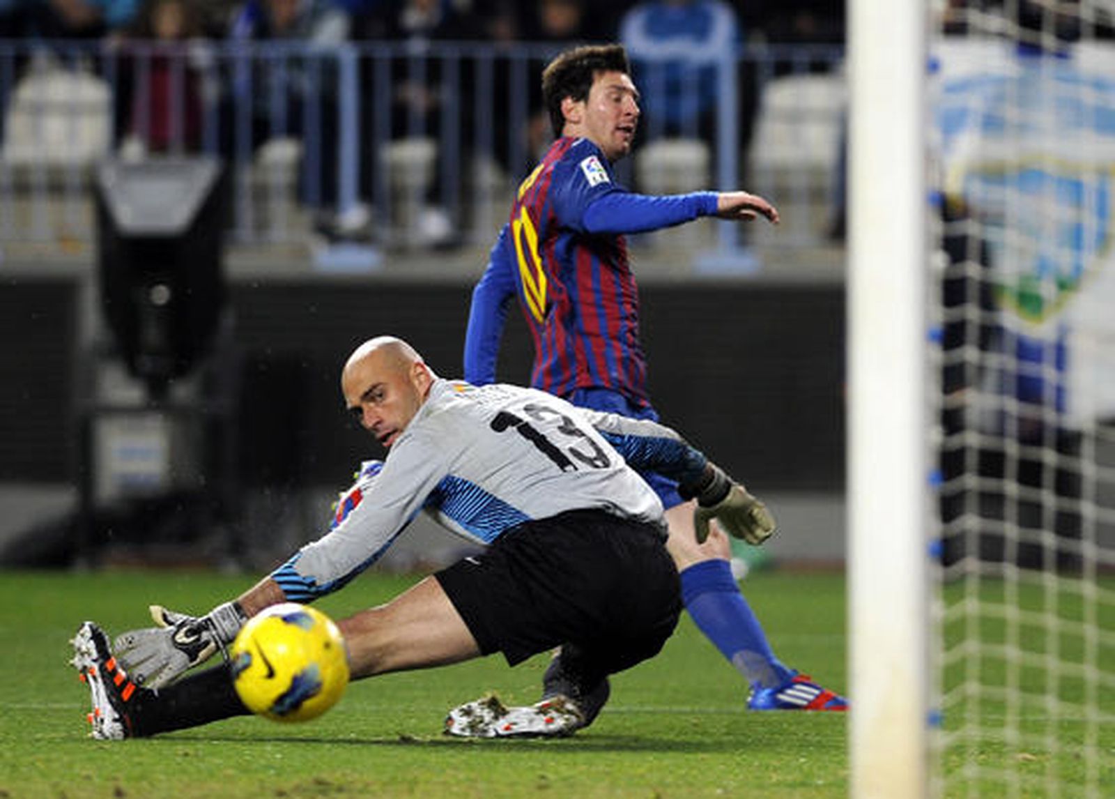 El Málaga es goleado en casa ante el Barcelona (1-4). / AFP