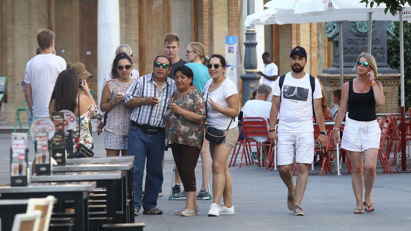 Turistas paseando por el centro de Jerez.