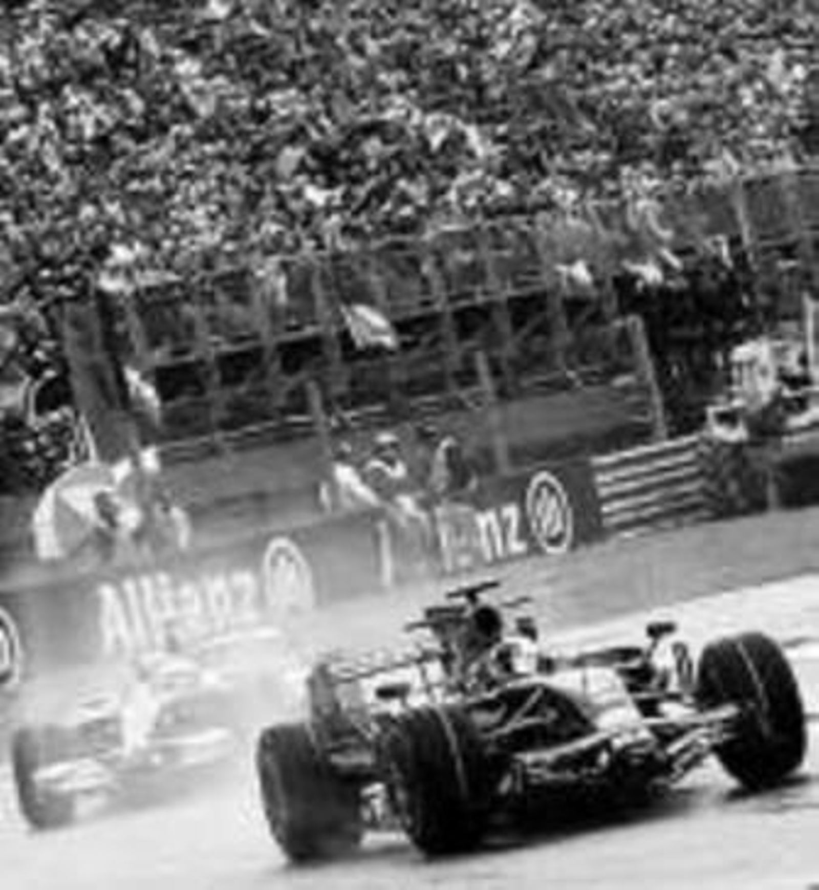 Sebastian Vettel cruza primero la línea de meta jaleado por sus mecánicos.