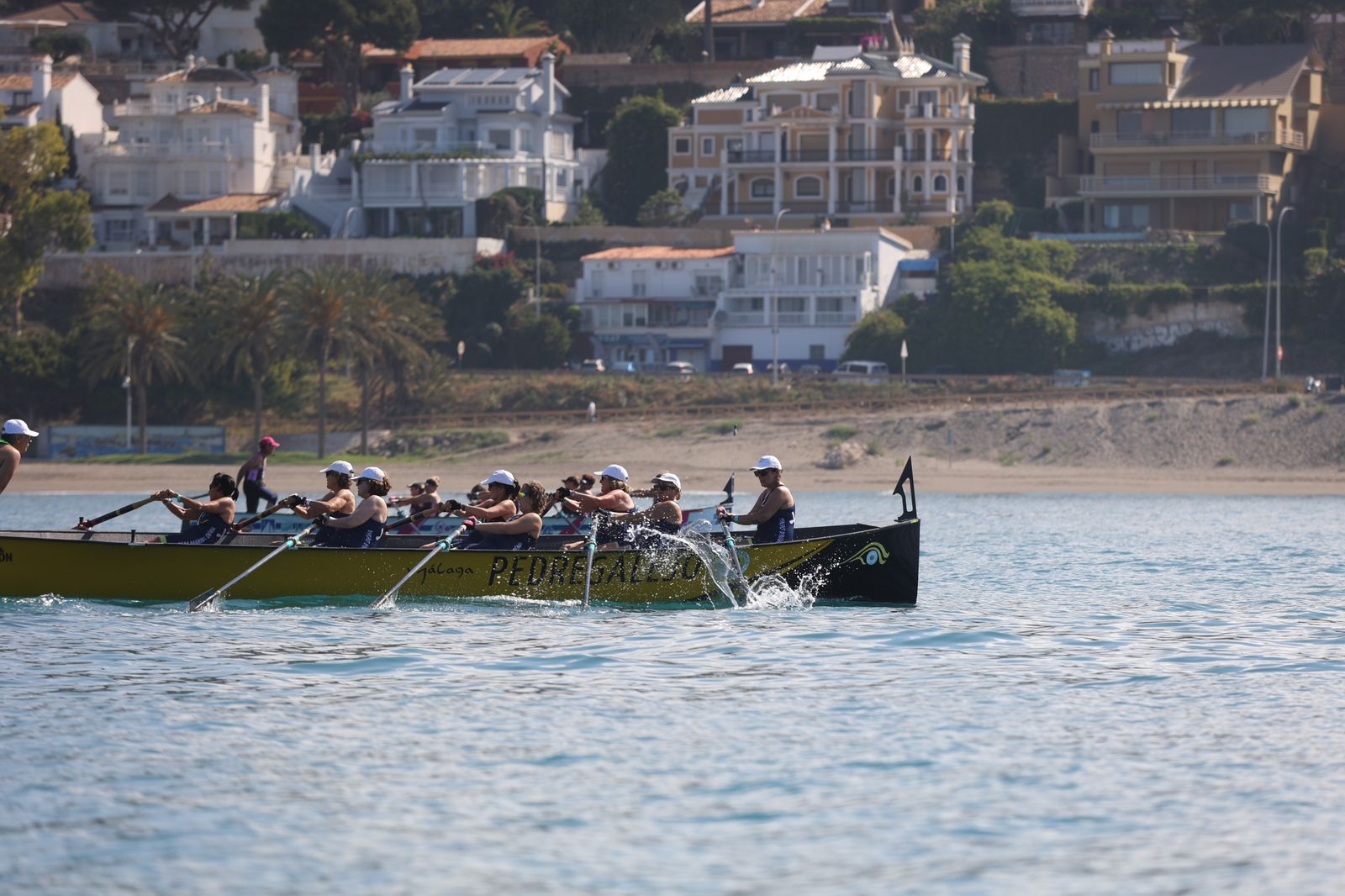 Más de 100 mujeres supervivientes de cáncer participan este sábado en una Regata Nacional en Málaga
