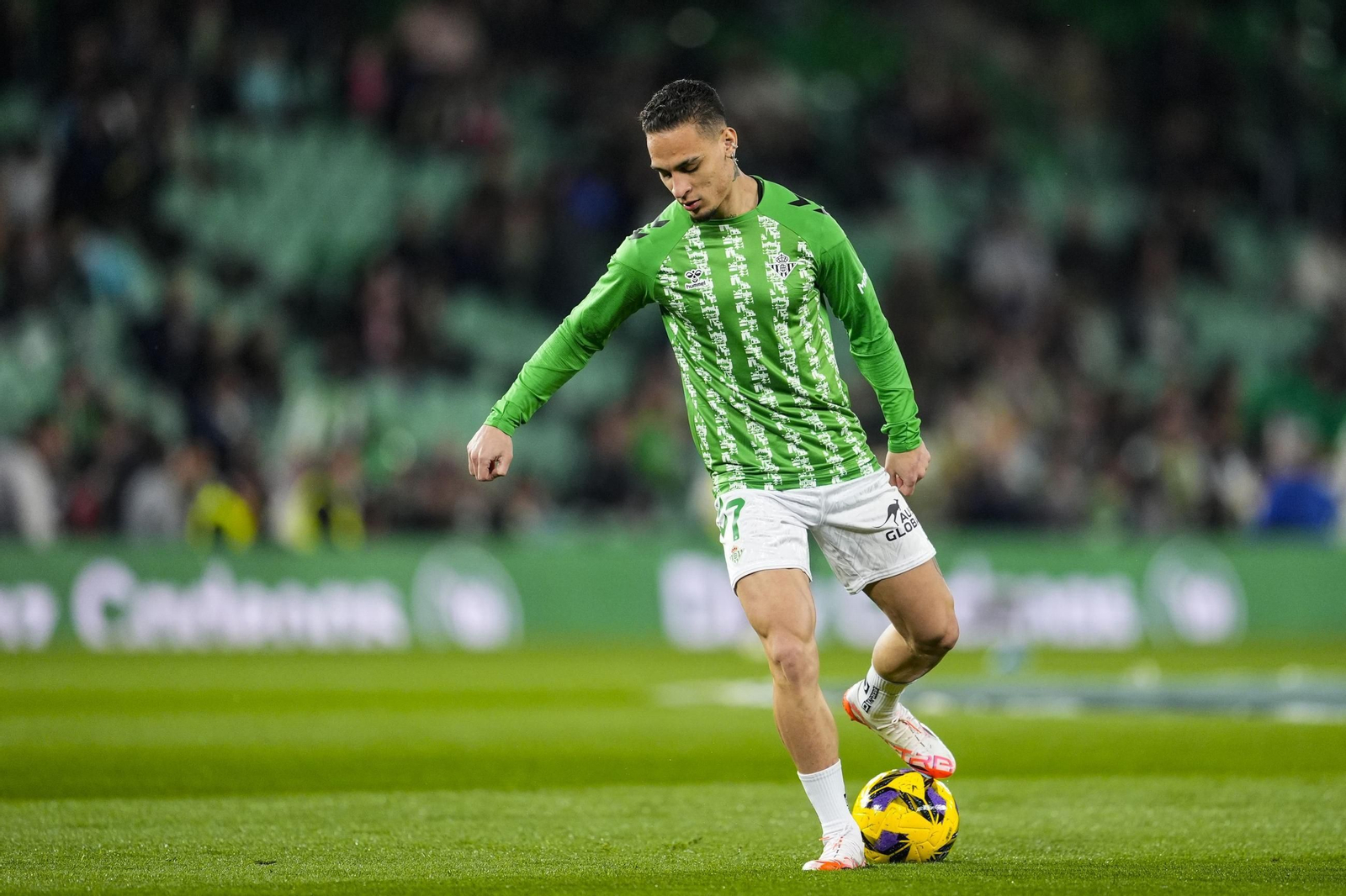Antony, en el calentamiento previo a un encuentro con el Betis.