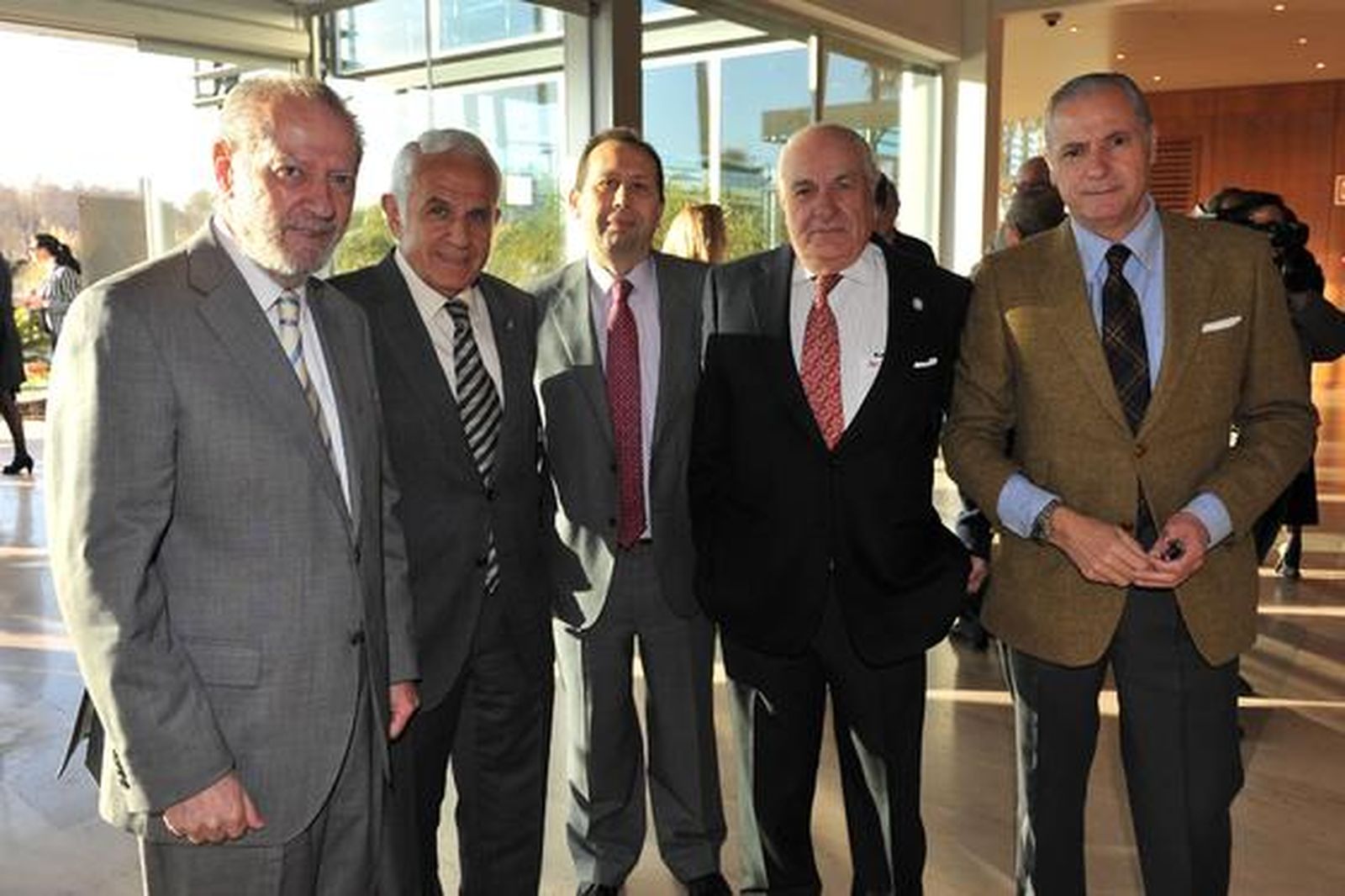 Fernando Rodríguez Villalobos, presidente de la Diputación de Sevilla; el catedrático Antonio Pascual; José Antonio Carrizosa; Juan Ramón Guillén, presidente de Acesur, y Leonardo Rodríguez de la Borbolla, presidente de Yplan.

Foto: Juan Carlos Vazquez y Victoria Hidalgo