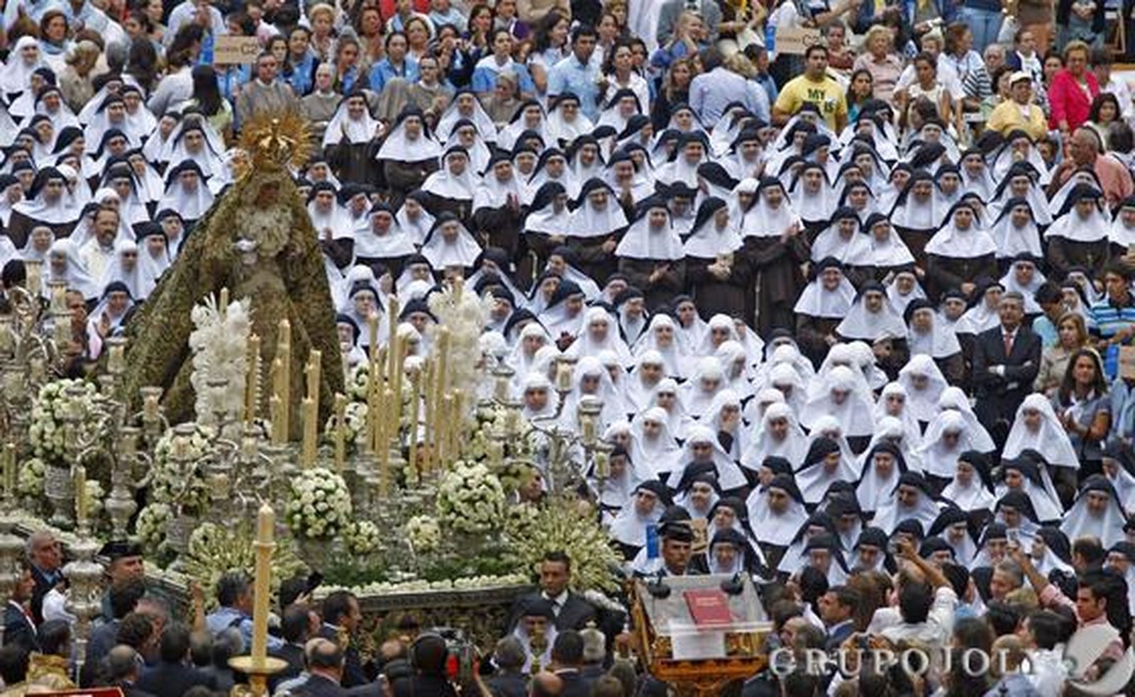 La Macarena vuelve a iluminar la noche sevillana