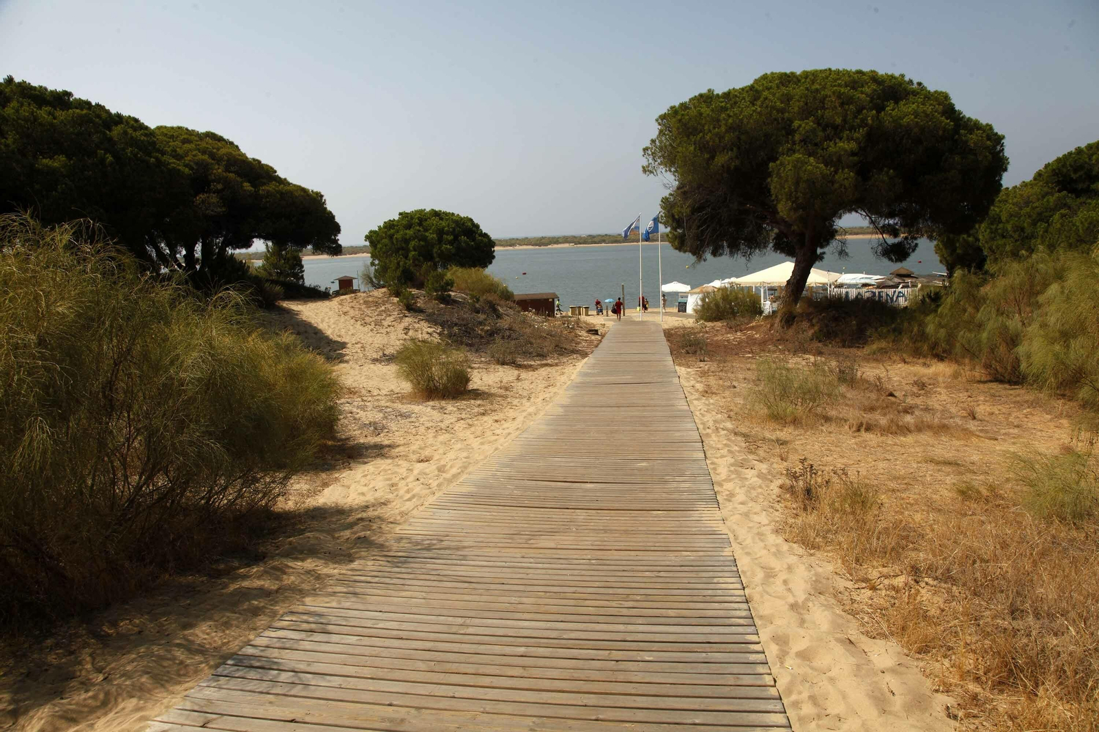 Pasarela de madera que desemboca en la misma playa de San Miguel.