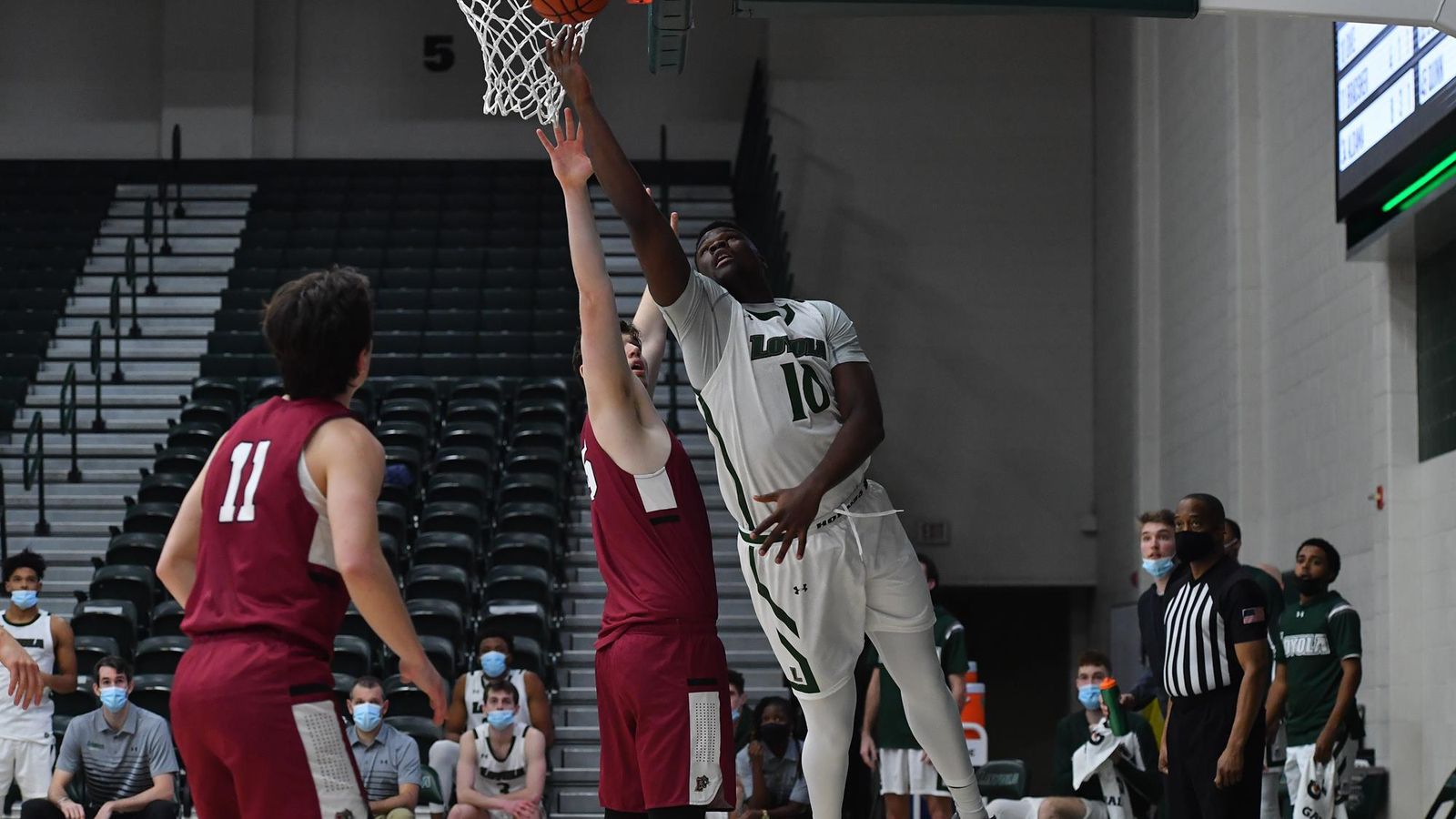 Golden Dike intenta anotar durante un partido.