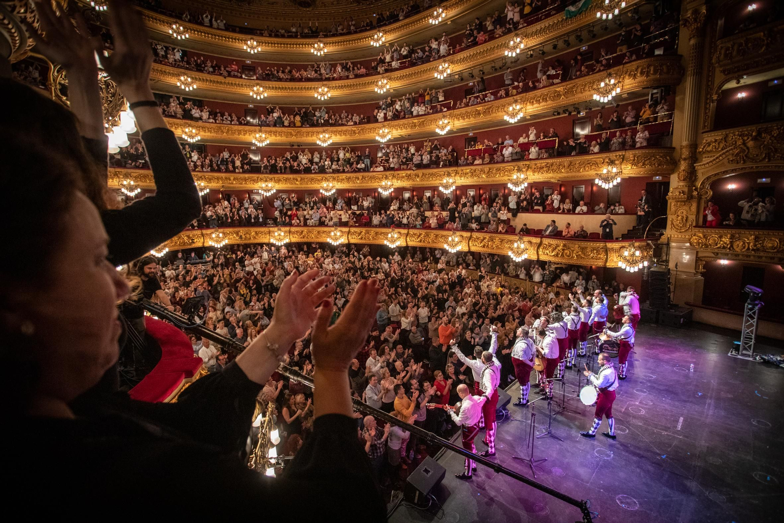 El público en pie ovaciona a la comparsa 'La gaditaníssima'