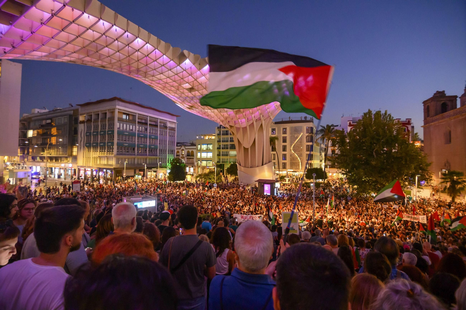 La plaza de la Encarnación llena de manifestantes.