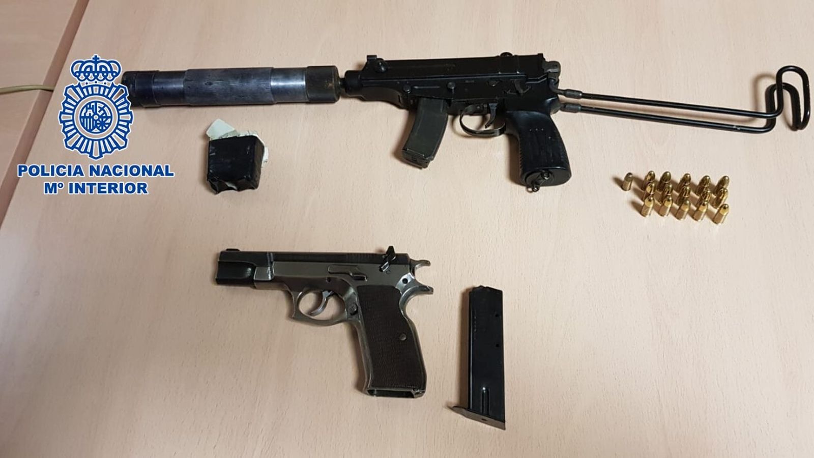 Las armas requisadas al detenido por la Policía Nacional de Algeciras.