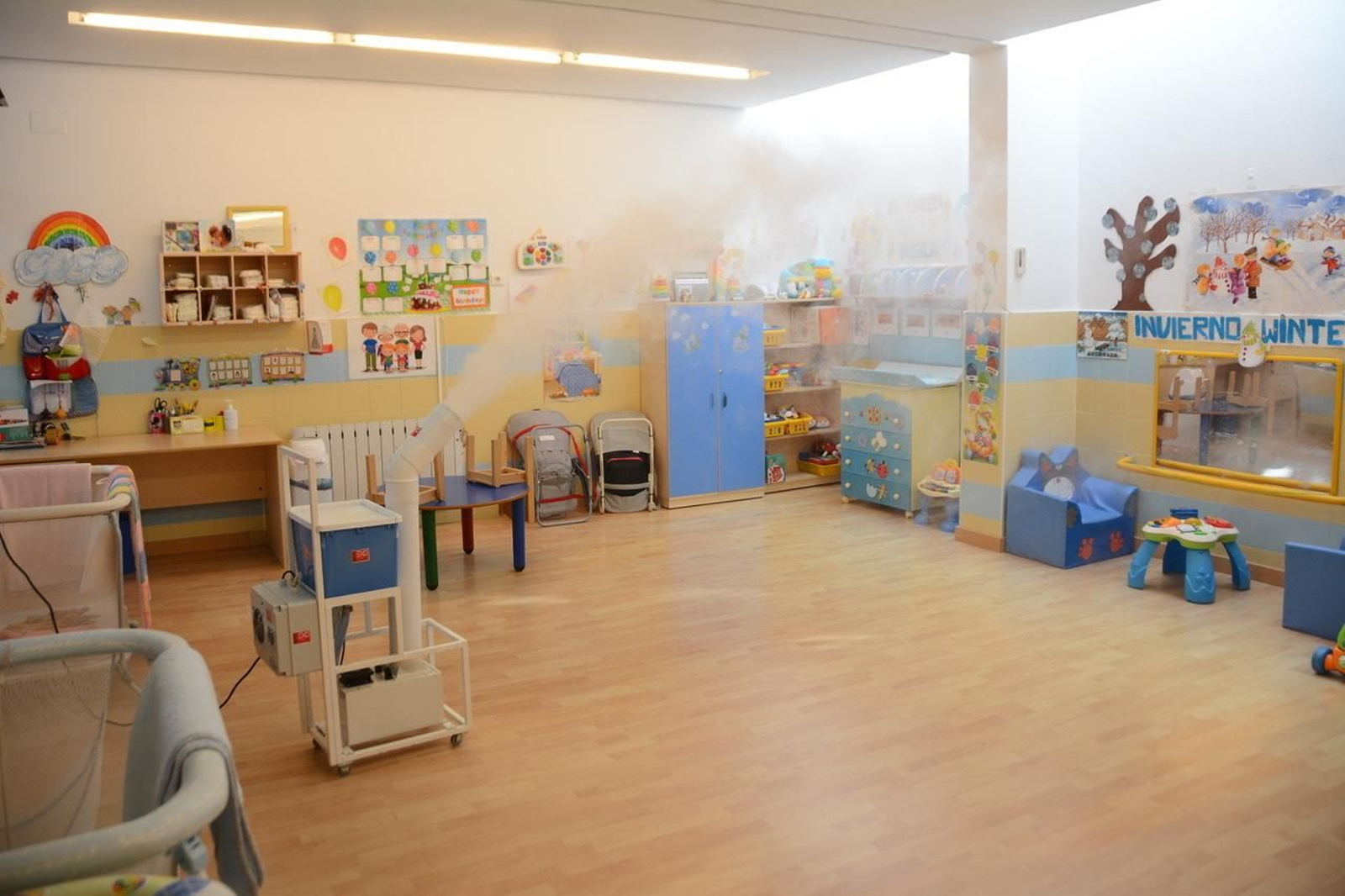 Desinfección y limpieza de un aula de una escuela infantil. Desinfección y limpieza de un aula de una escuela infantil.