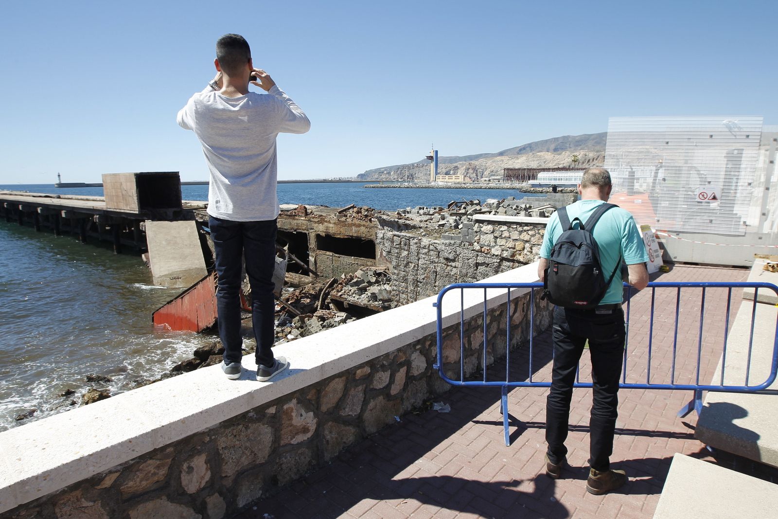 Un joven fotografía el Cable Francés después de que el pasado mes de marzo se viniera abajo el casetón de almacenaje y parte de la estructura.