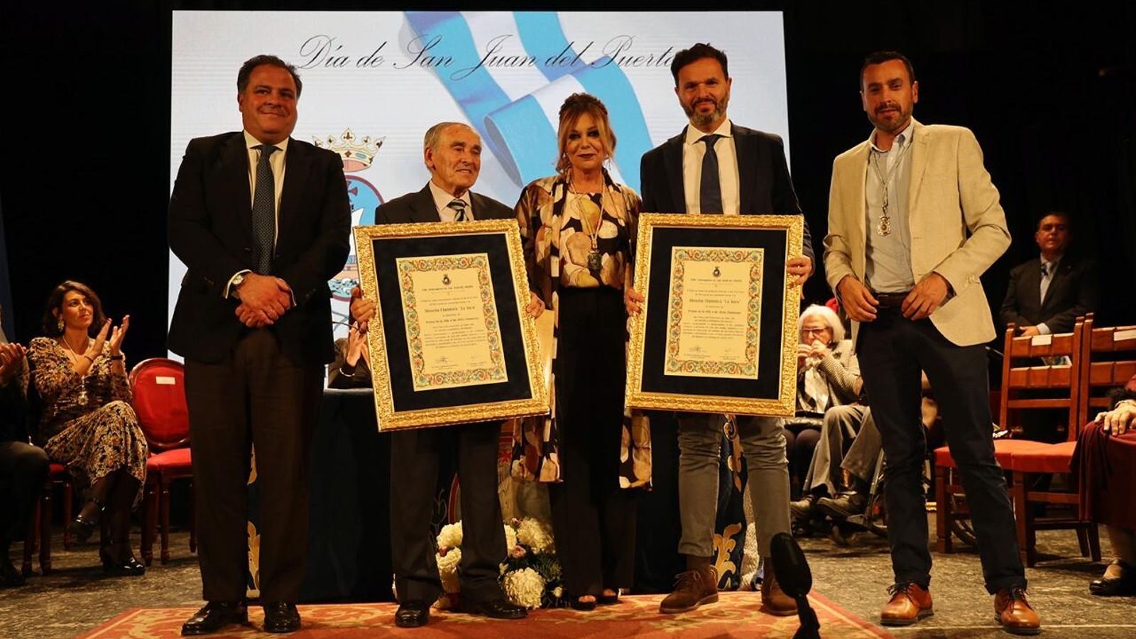 La Dinastía La Nora recibiendo el Premio de la Villa a las Artes Flamencas