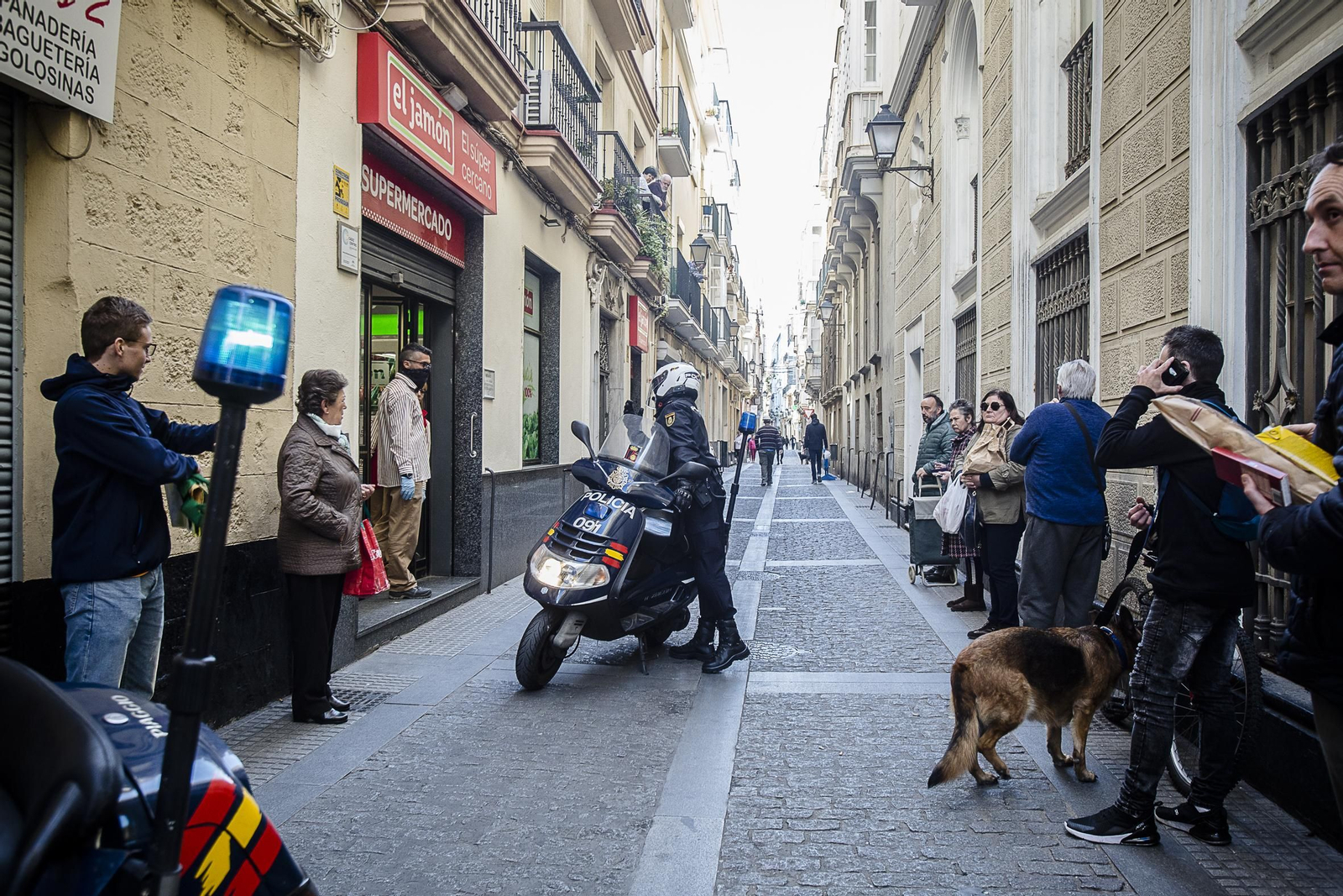 Imágenes del estado de alarma en Cádiz por el coronavirus durante la mañana de hoy.