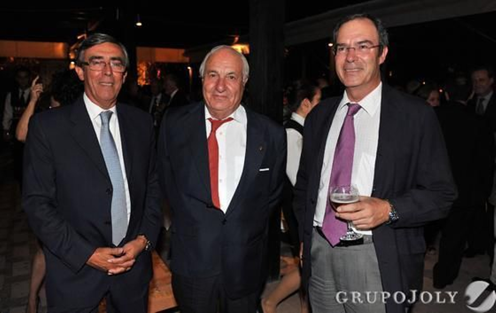 Alfredo Álvarez y Manuel Clavero, socios del despacho Montero & Aramburu, con Juan Ramón Guillén, presidente de Acesur.

Foto: Juan Carlos Vazquez/Victoria Hidalgo