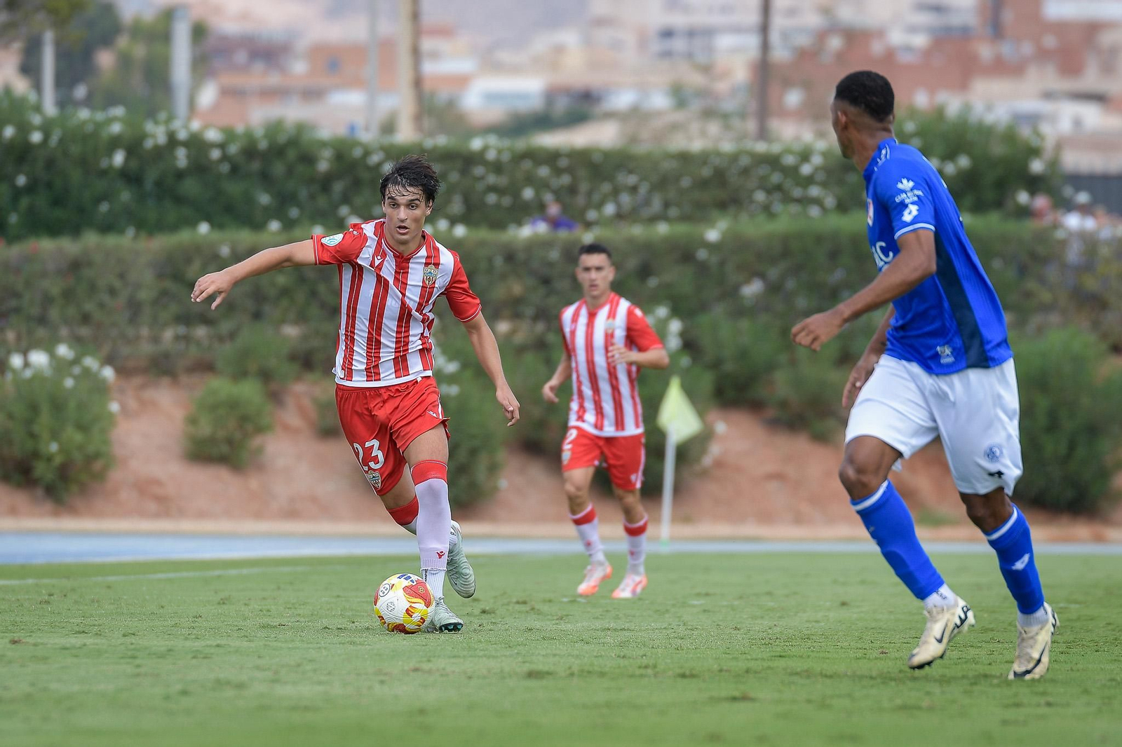 El centrocampista Hugo Martín conduce el balón durante el último encuentro disputado por los rojiblancos en el Anexo.