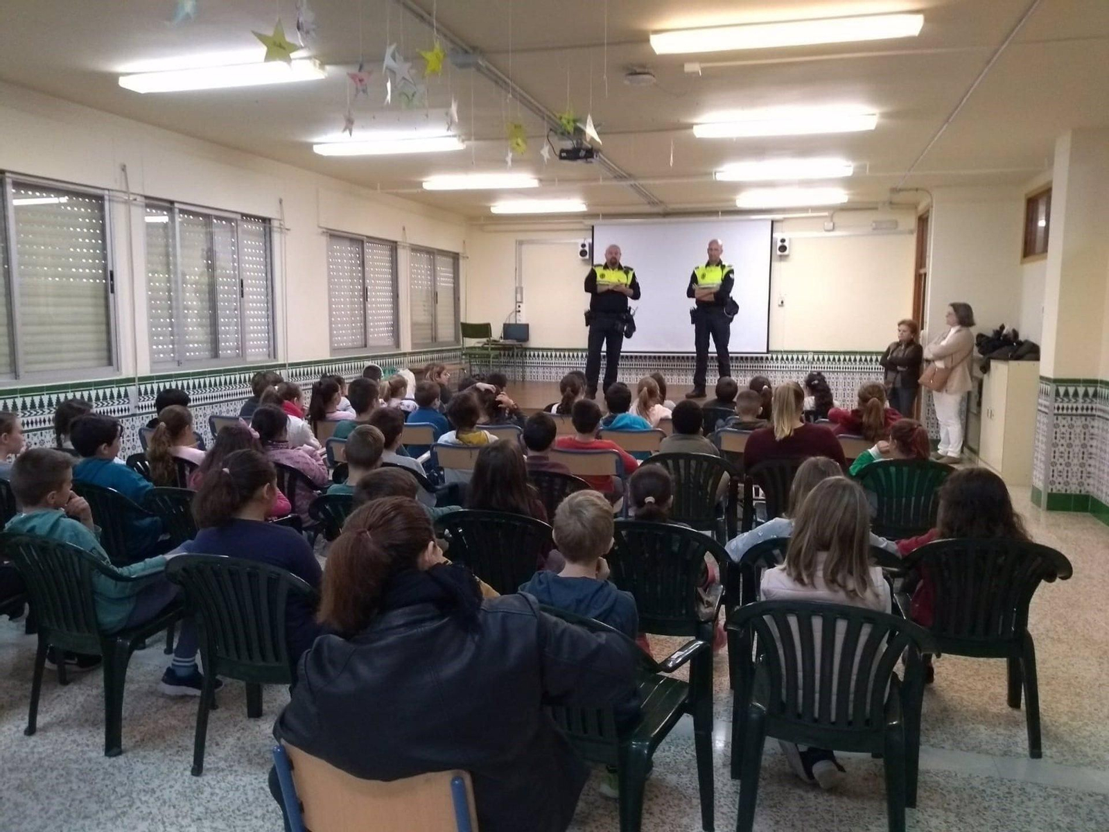 Agentes de la Policía Local en una de las charlas