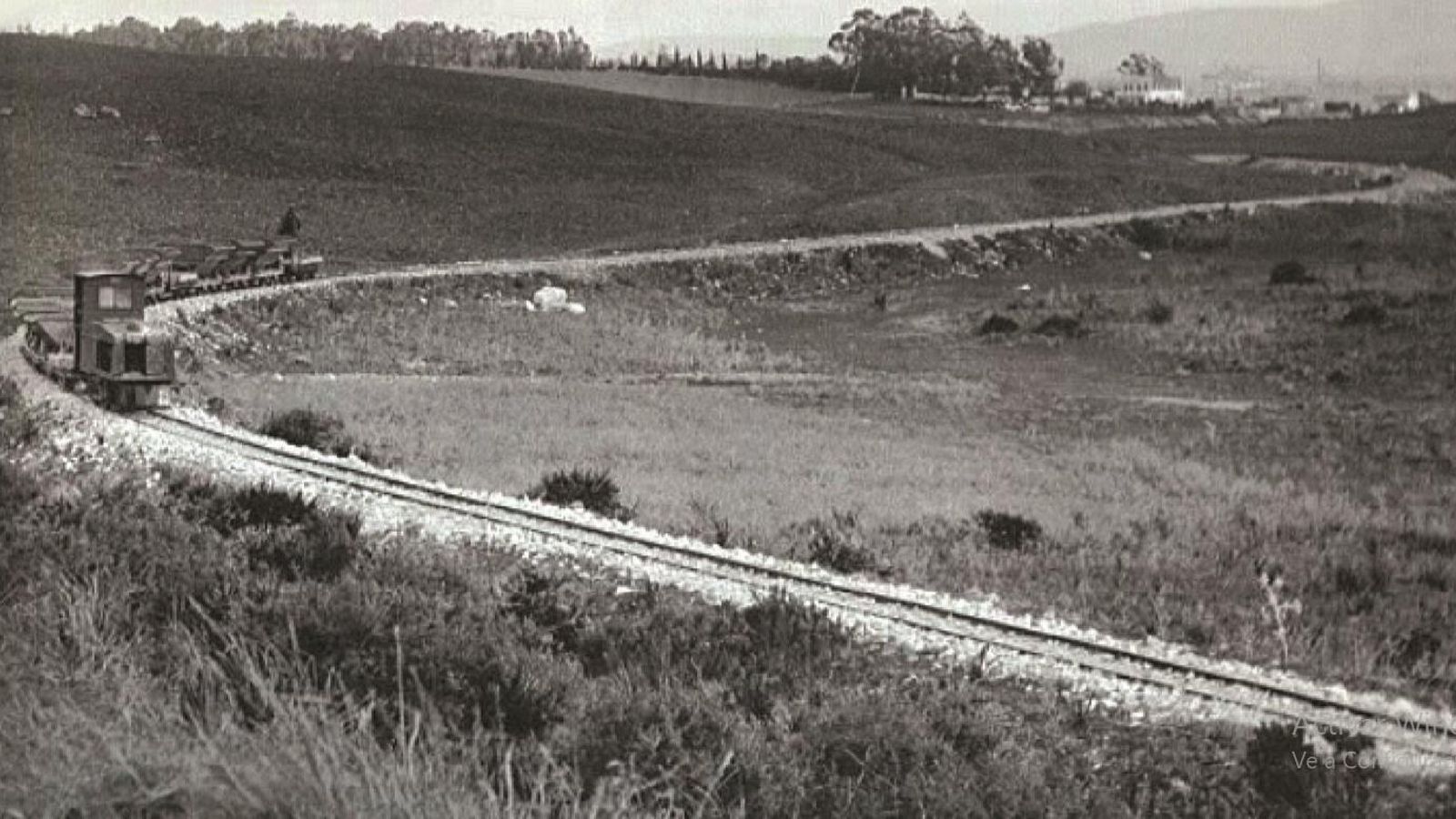 Un tren de obras vacío en el viaje de retorno a la Cantera de los Guijos hacia 1929. Al fondo, el arbolado y el muro exterior de la finca San Bernardo.