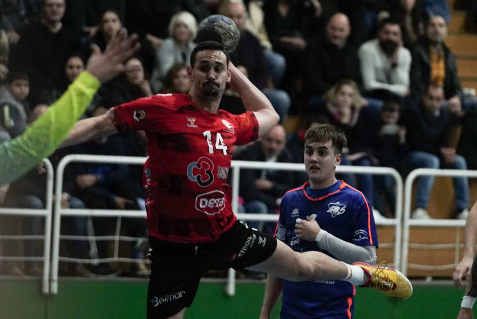 El granate Antonio Hidalgo lanza en seis metros ante la defensa y el portero del Ars.