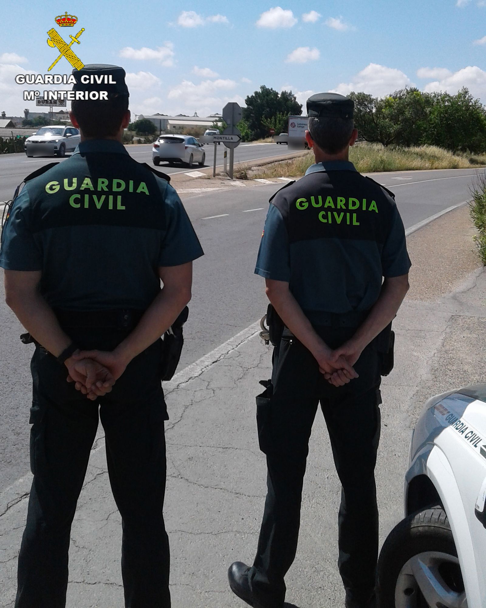 Dos agentes de la Guardia Civil en Montilla.