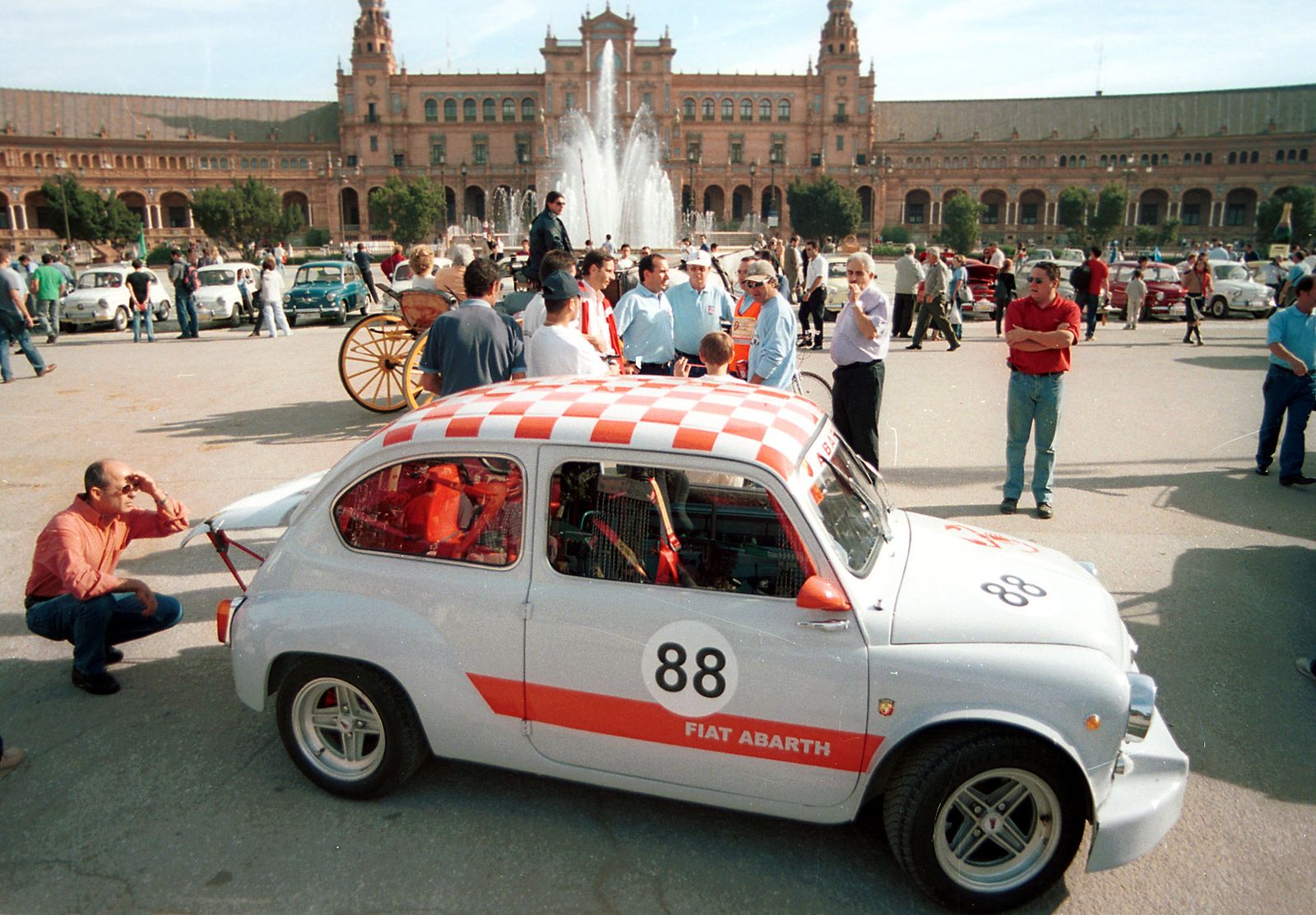 Imagen de archivo de una concentración de Seat 600 en la Plaza de España.
