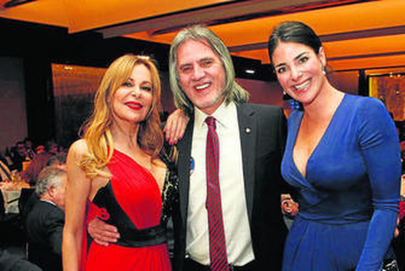José Manuel Brandariz entre Ana Obregón y Anastasia Mazzone.
