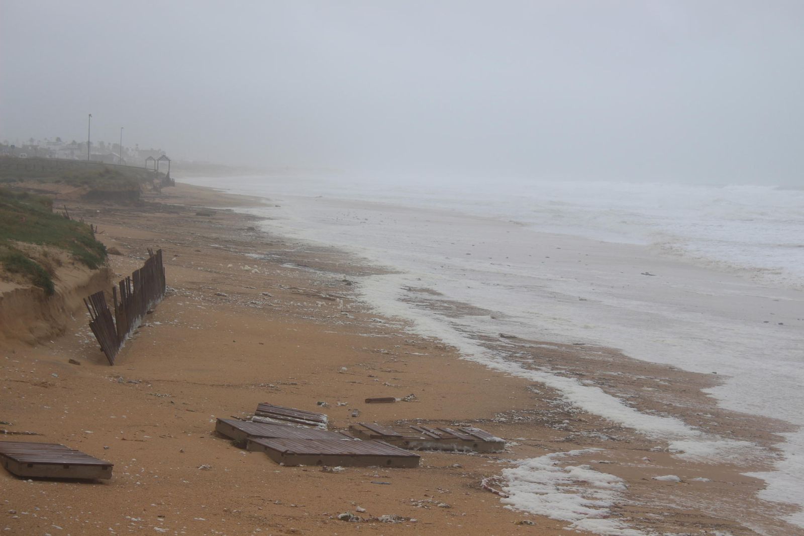 El temporal tumbó esta pasarela de madera de acceso a la playa de Punta Candor, en Rota.
