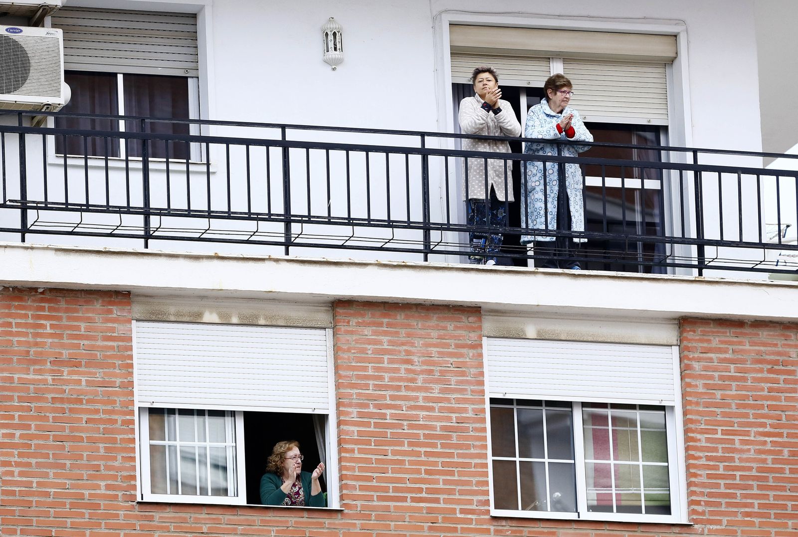 Coronavirus: El primer día de aplausos en Málaga en el que el sol aún no ha caído, en fotos
