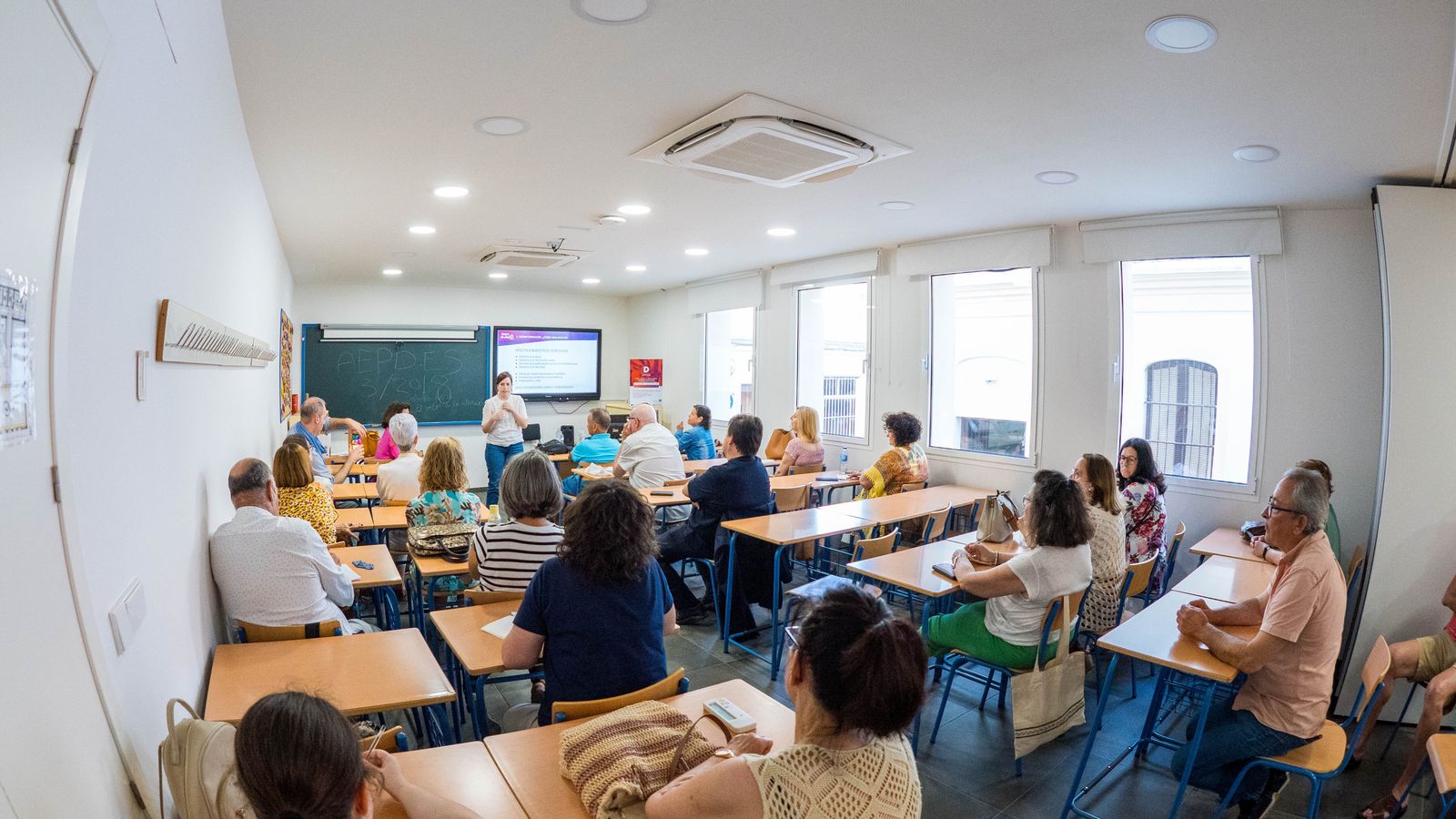 Talleres de Red.es desarrollados en la escuela de adultos de San Fernando.