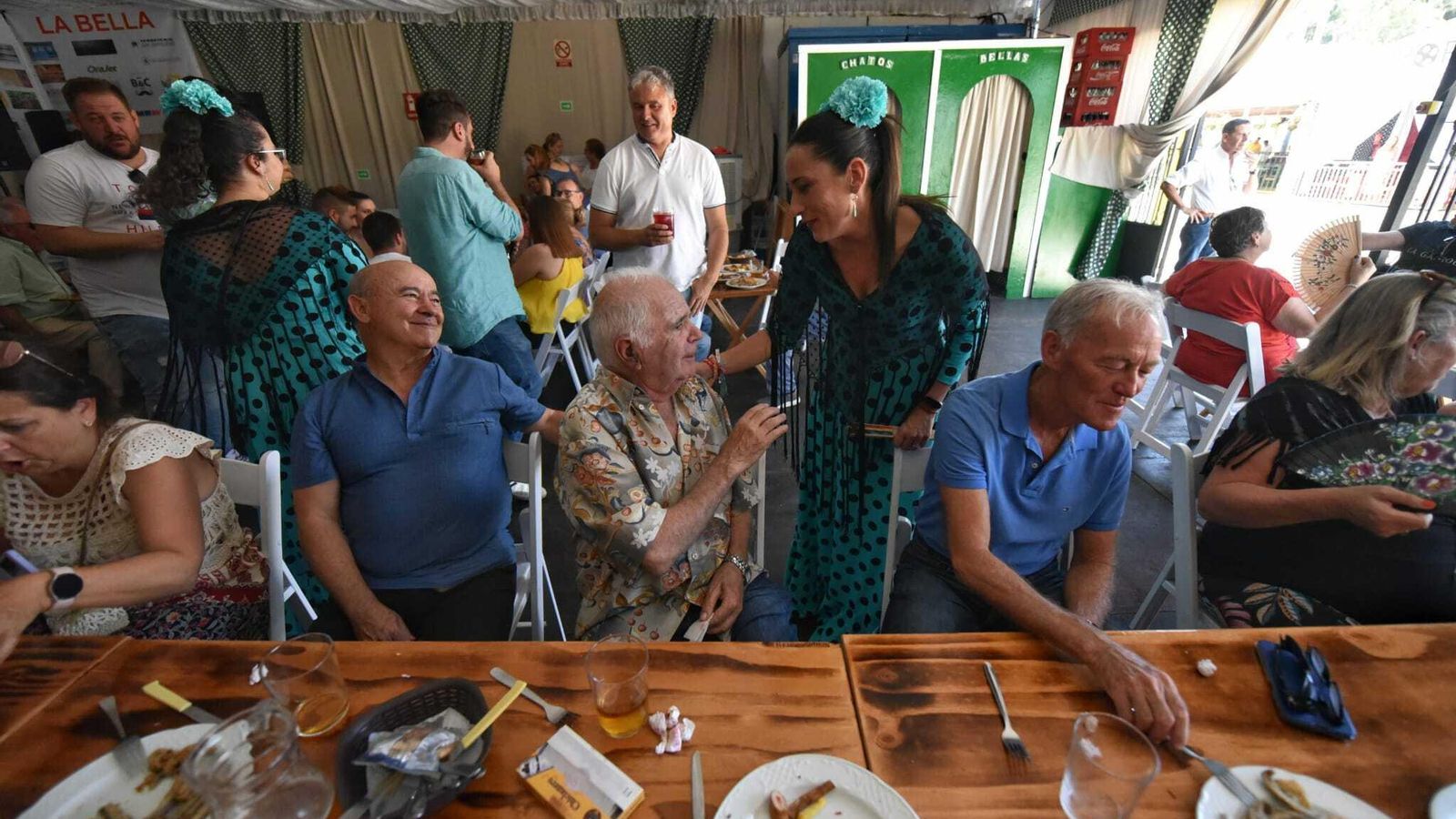 Rocío Arrabal junto a militantes en la caseta el chato y la bella