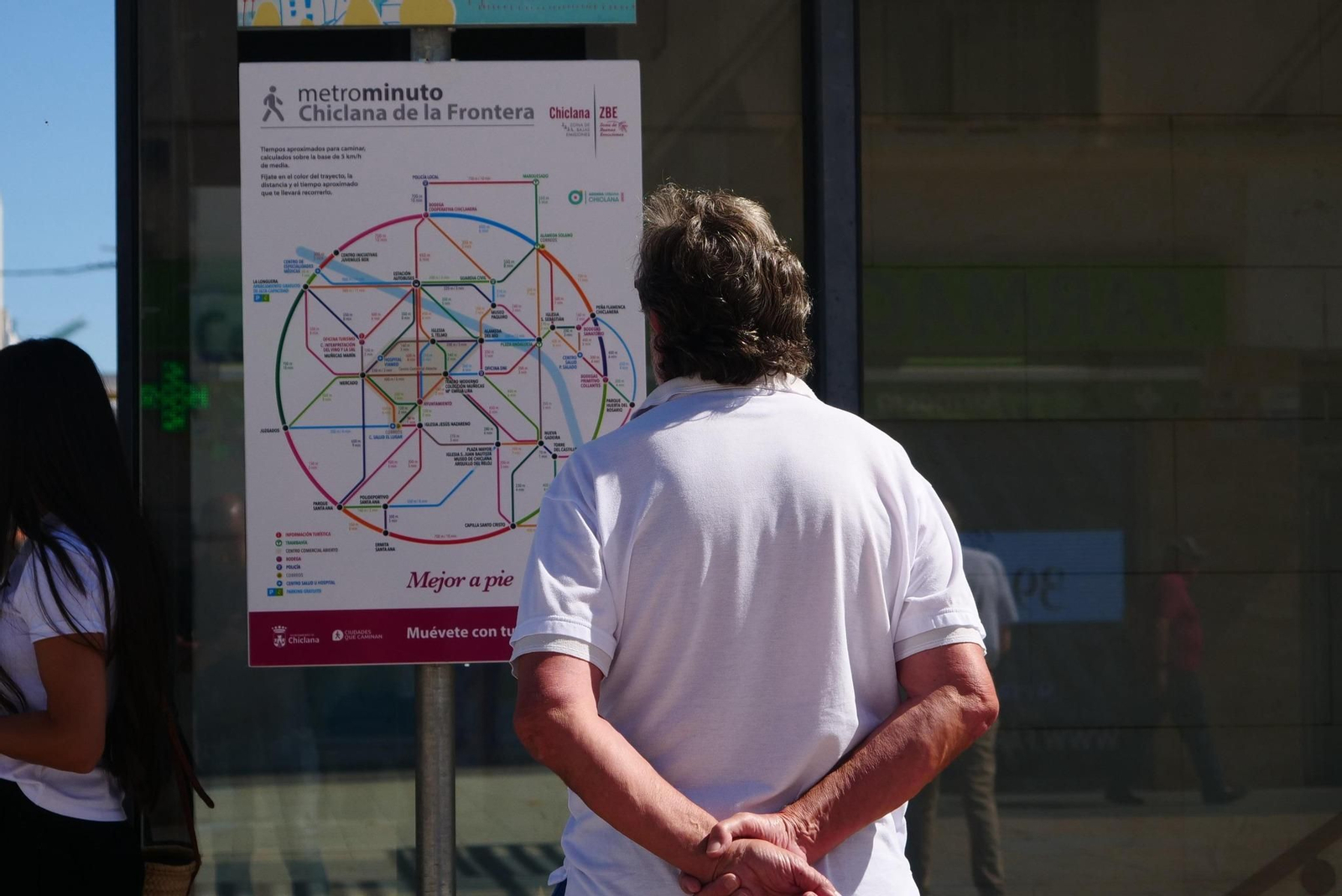 Una persona observa el cartel del metrominuto.
