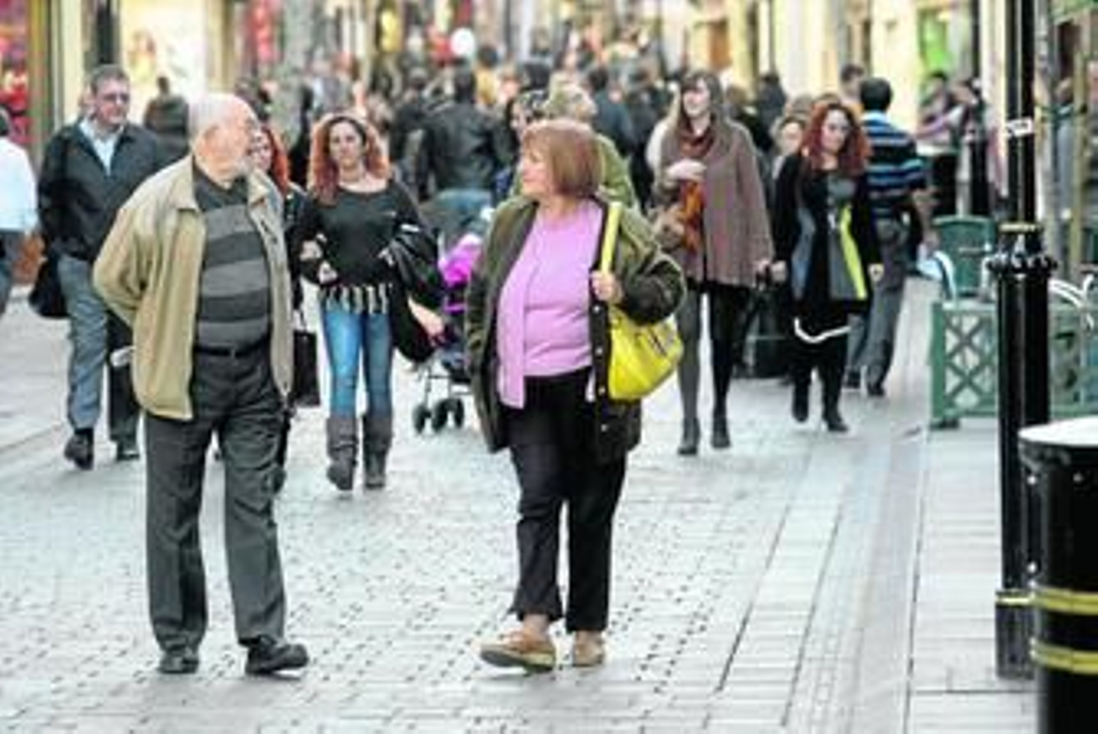 Dos personas mayores transitan por la calle Real de Gibraltar.