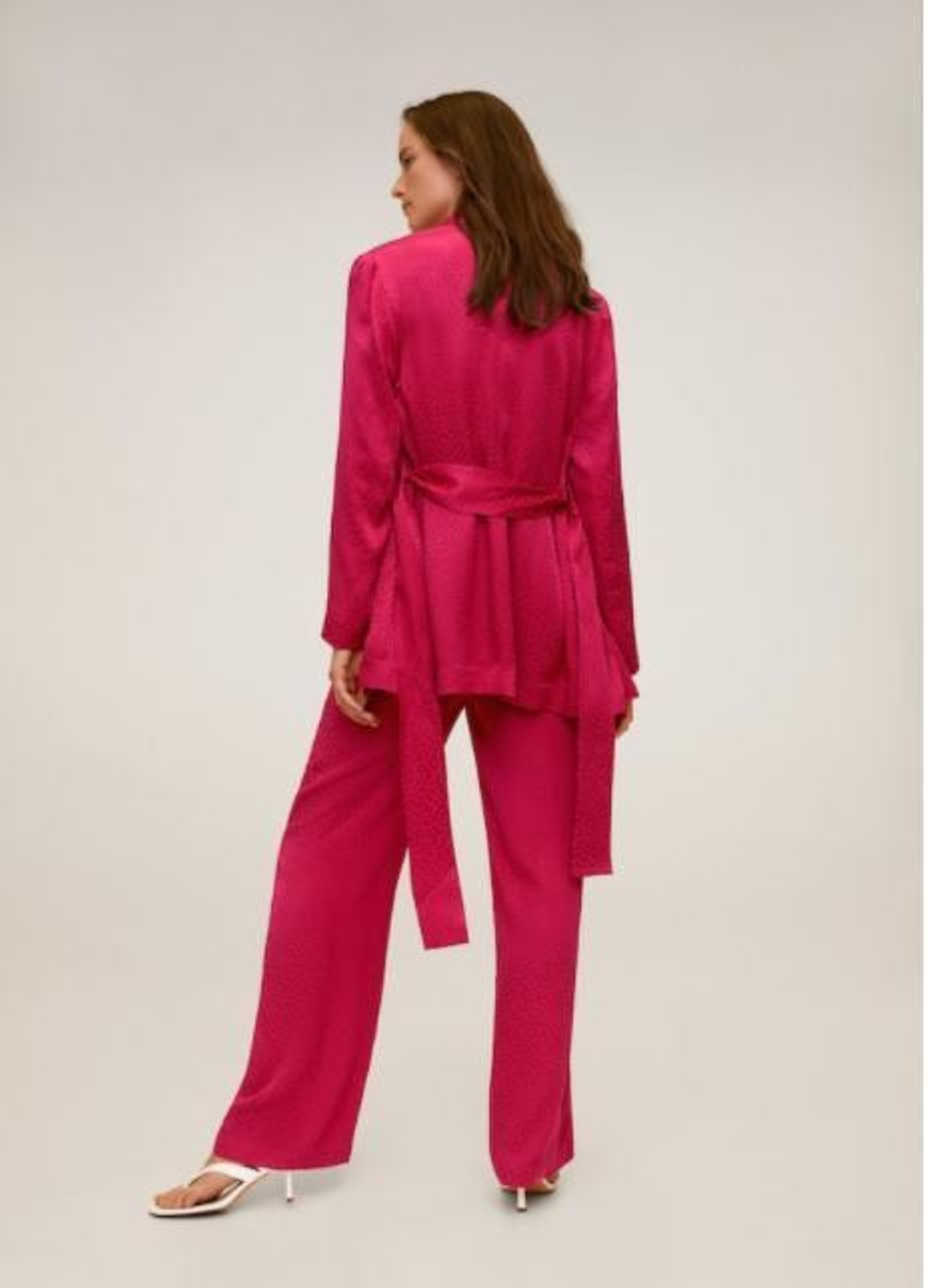 El traje rosa fucsia de Mango outlet.