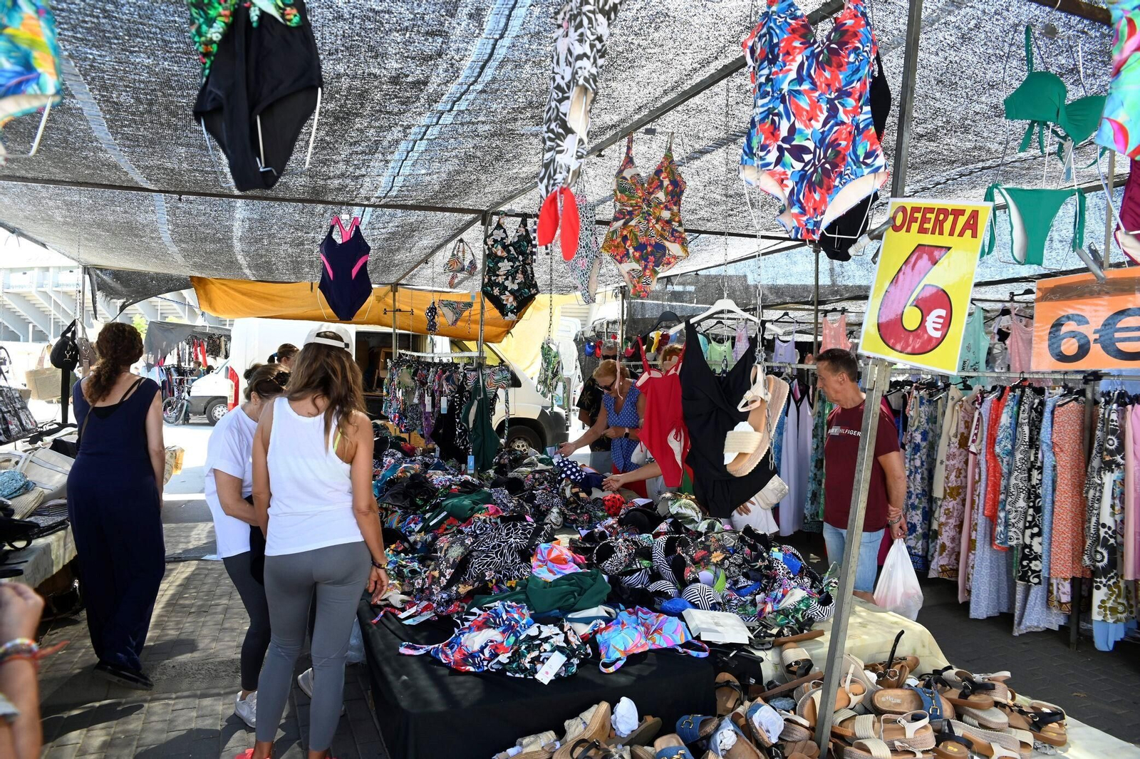 Un domingo de verano en el mercadillo de El Arenal de Córdoba