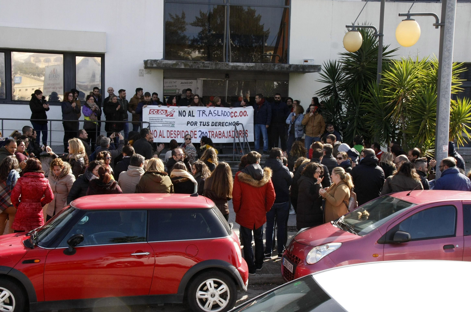Los trabajadores de Konecta, el pasado viernes concentrados a las puertas de la sede.