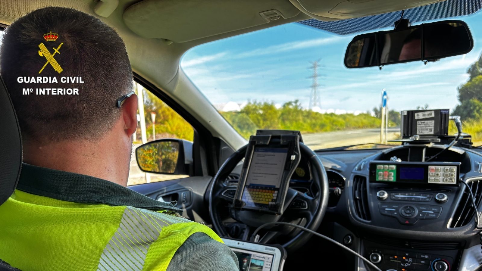 Un agente de la Guardia Civil durante un control de tráfico.