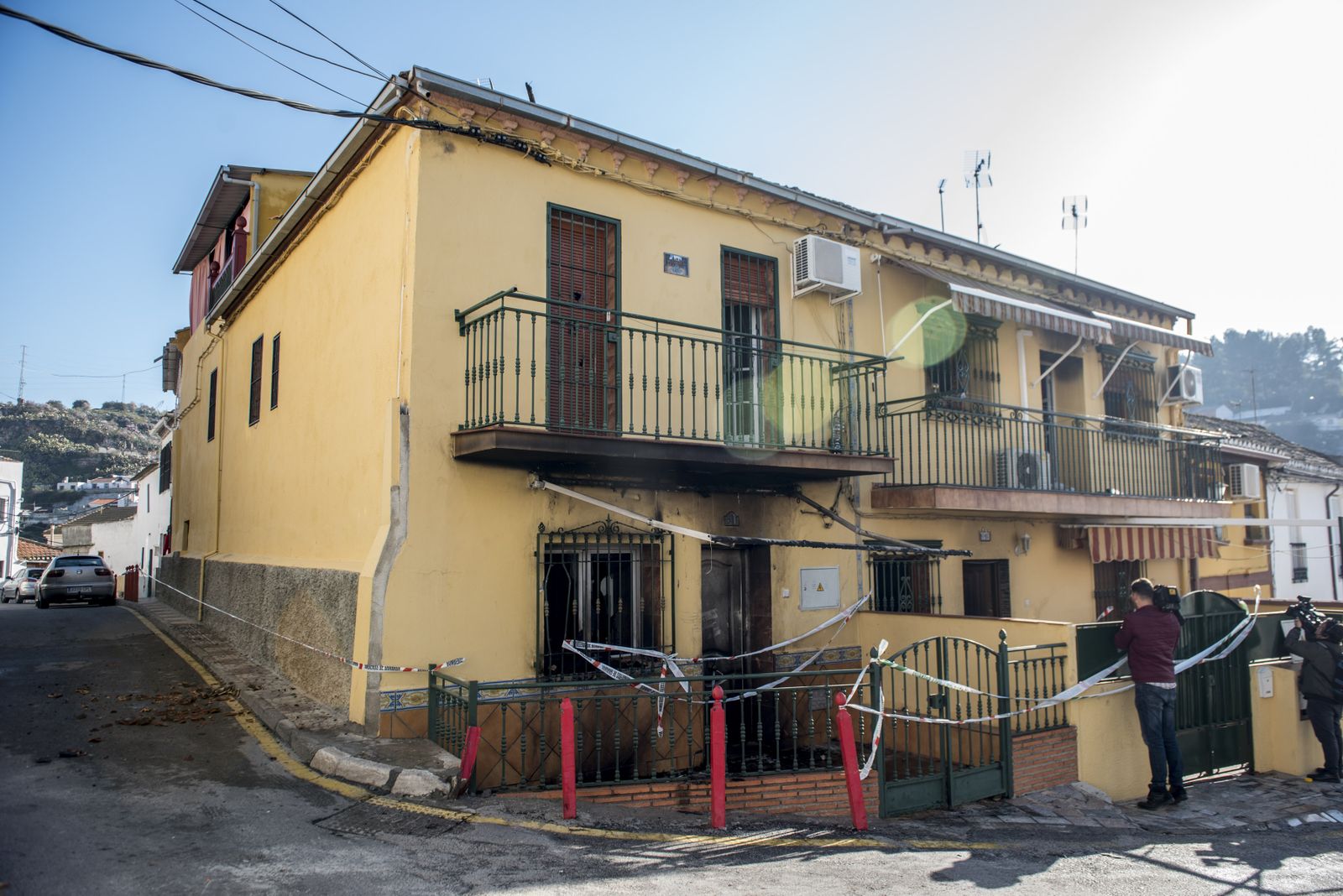 Imágenes de un fin de semana de tiros, muerte e incendios en Pinos Puente (Granada)