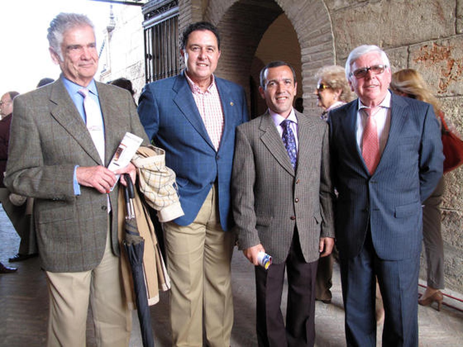 Manuel Sánchez de Ibargüen, los toreros Tomás Campuzano y Domingo Valderrama, y Manolo Bajo. 

Foto: Victoria Ramírez