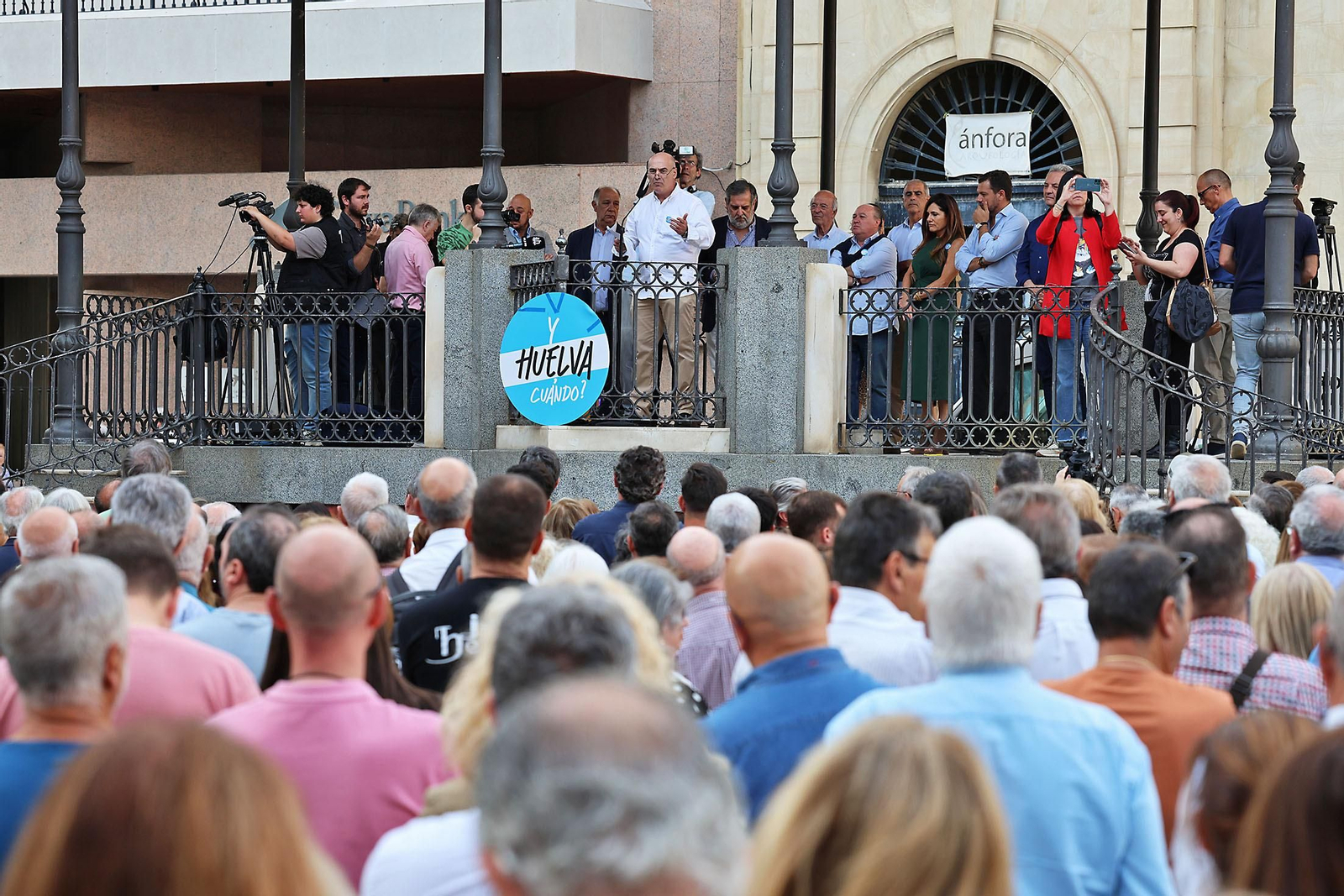 Imágenes de la concentración por las infraestructuras para Huelva