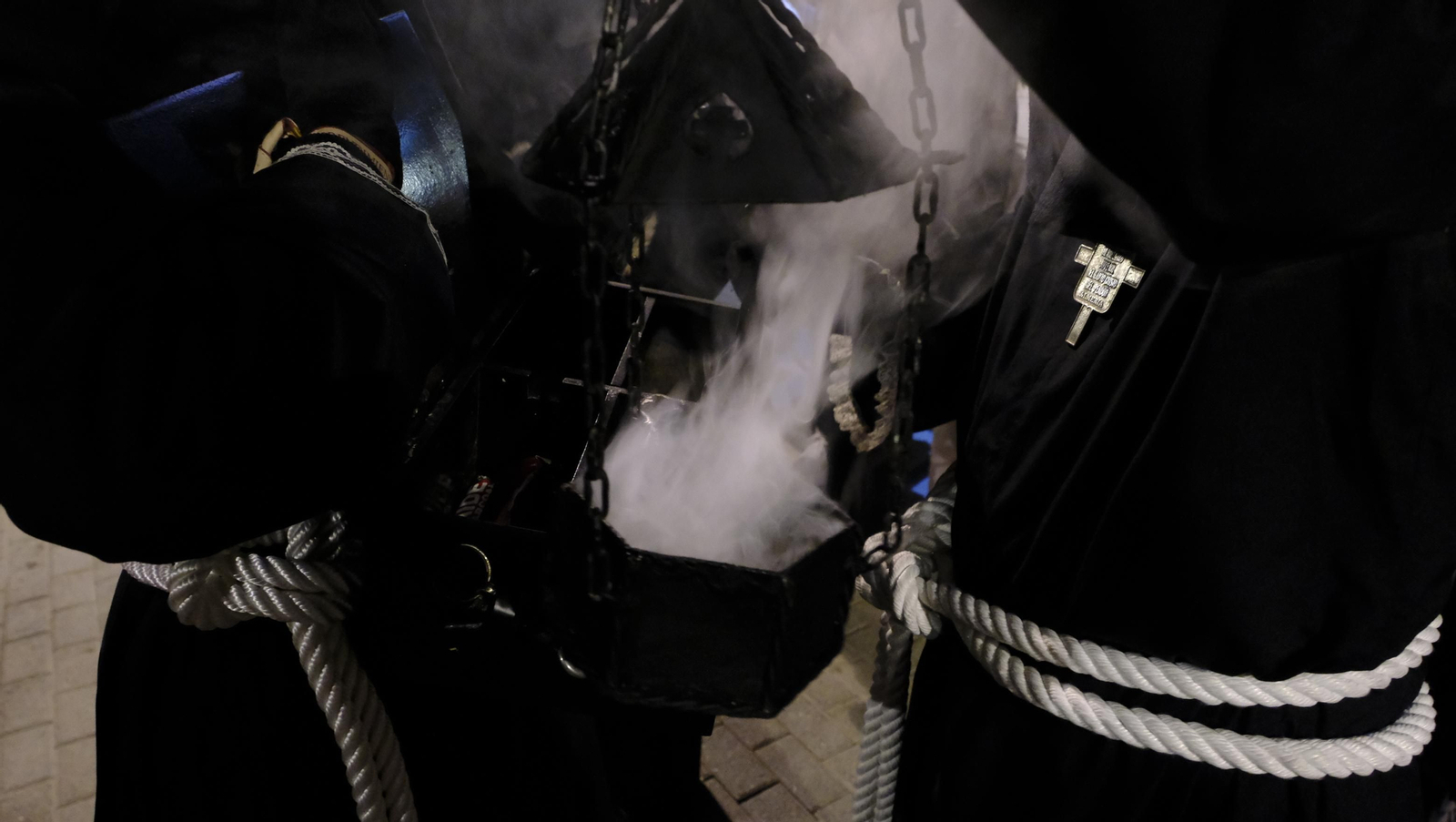 Las mejores imágenes de la Procesión del Perdón, en la noche del Martes Santo en Almería